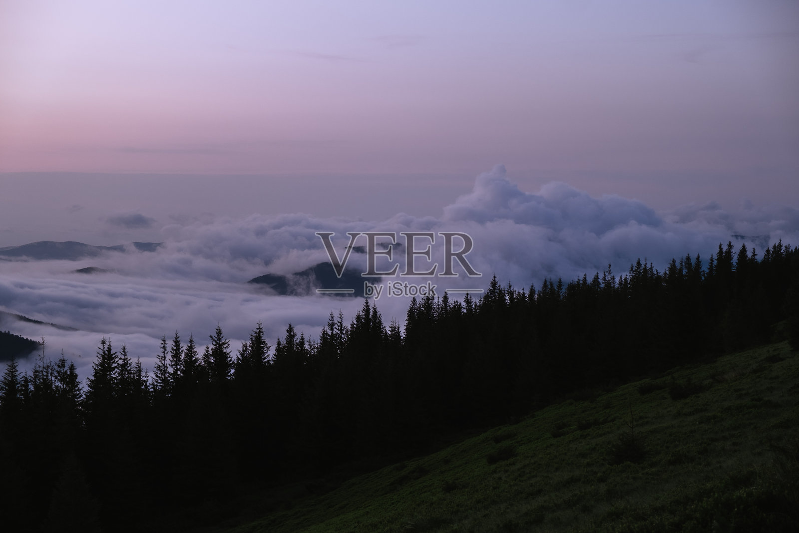 乌克兰喀尔巴阡山脉的薄雾日出照片摄影图片