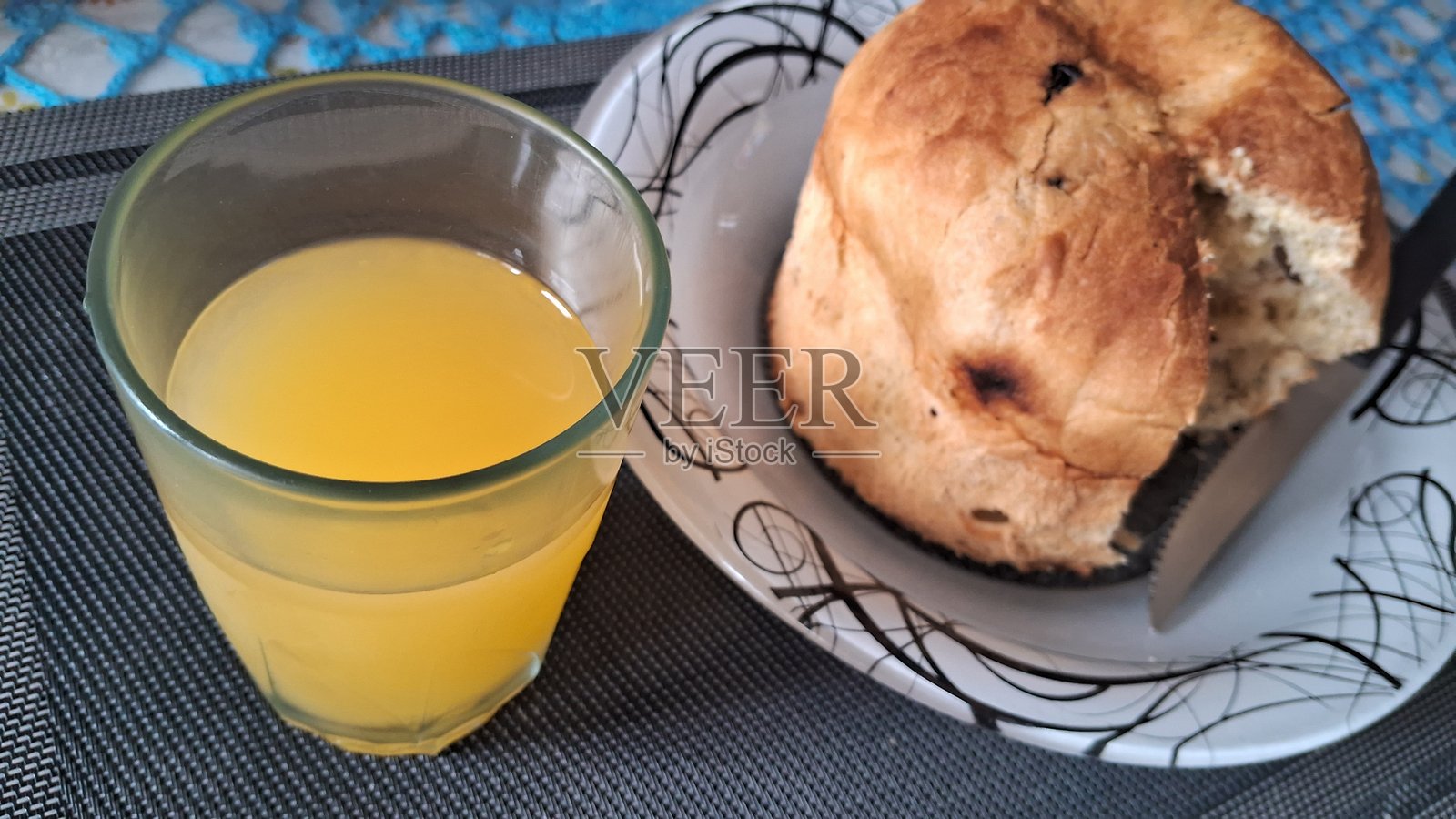 潘妮托妮面包和新鲜橙汁照片摄影图片