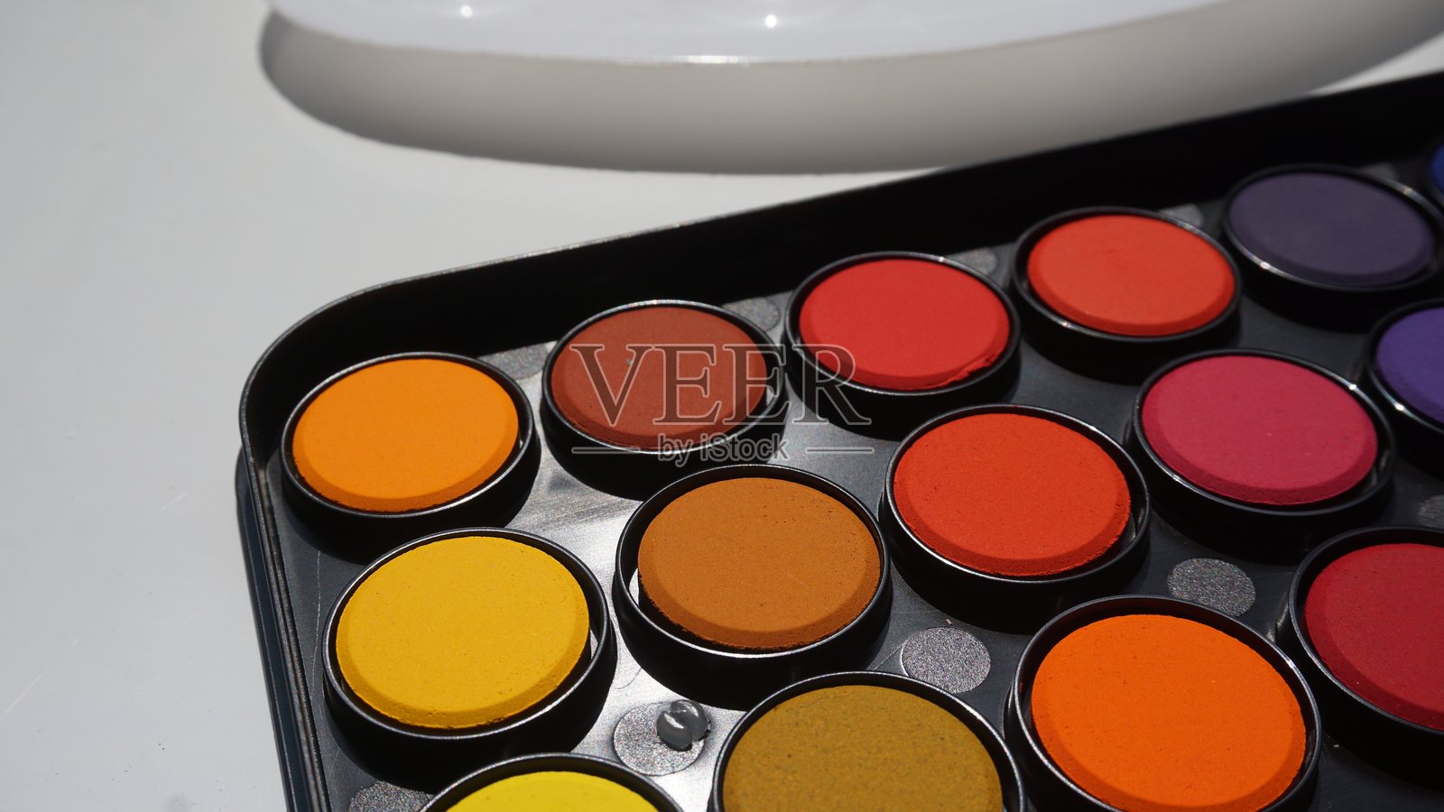 白色背景上用于化妆的彩色眼影调色板照片摄影图片