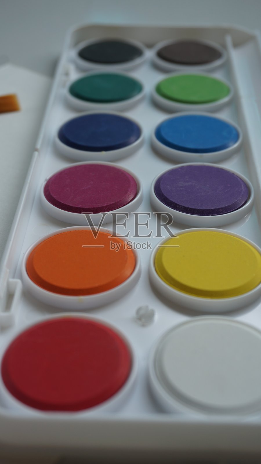 白色背景上的水彩颜料盒特写照片摄影图片