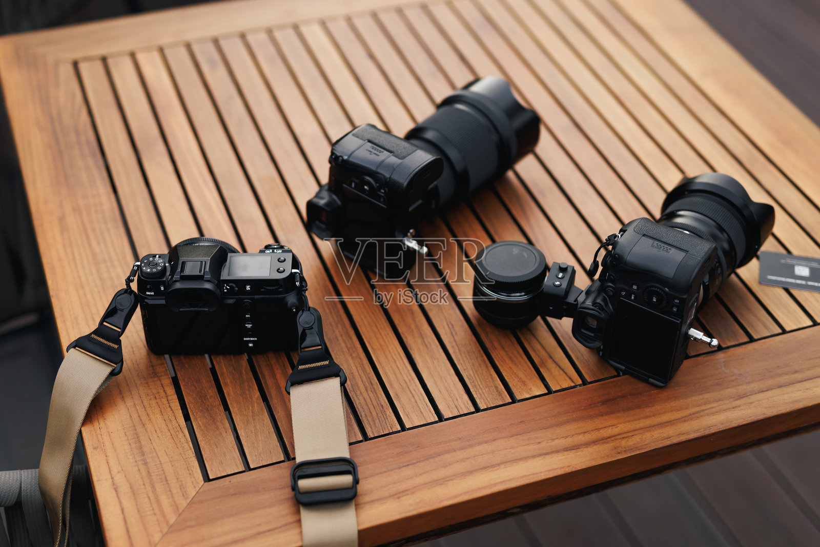 专业摄影相机和镜头摆放在木桌上照片摄影图片