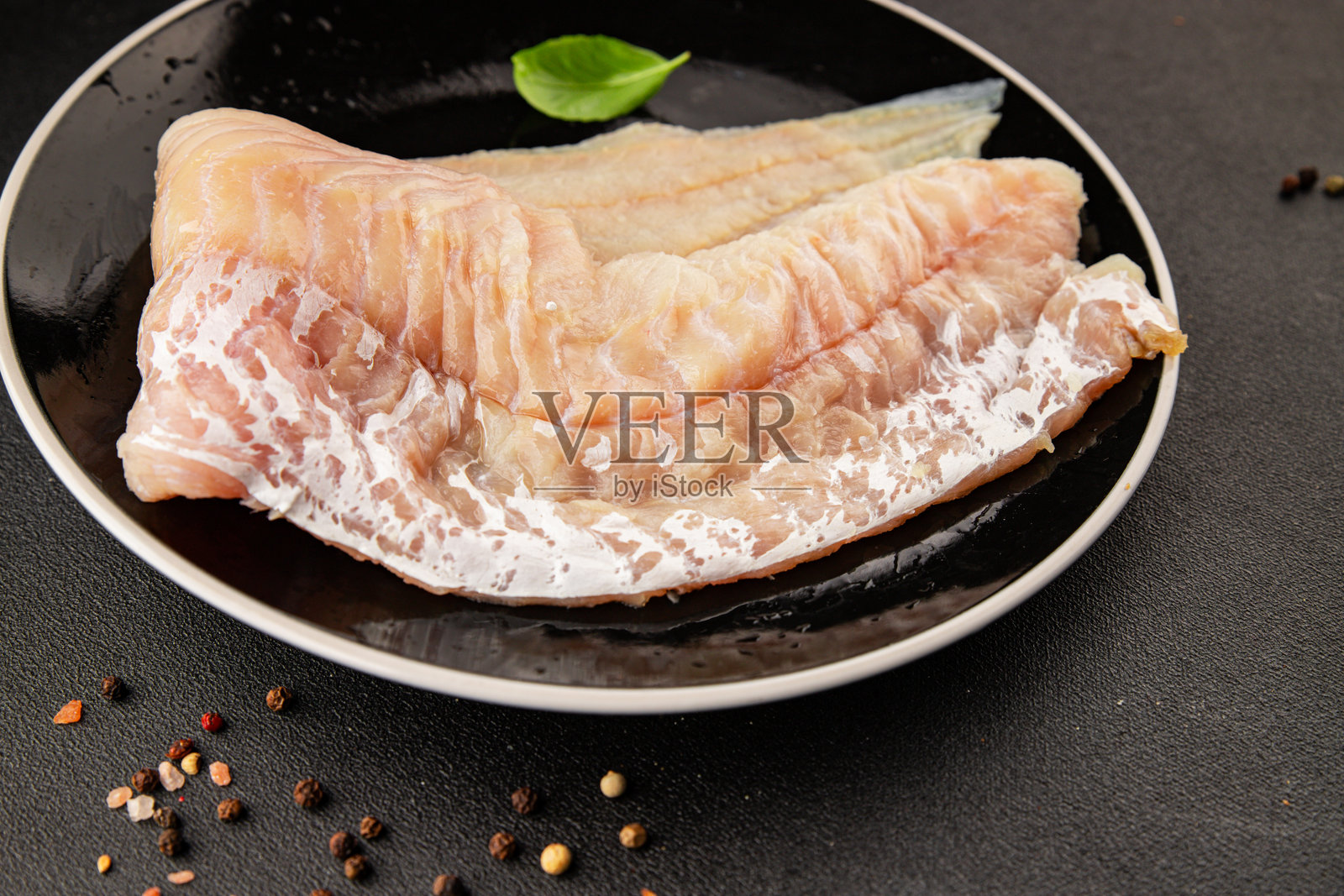 鳕鱼柳，海鲜，普通鳕鱼，天然食品，美味小吃，新鲜，美味，美食，桌面背景，乡村风格，俯视，复制空间，鱼素饮食照片摄影图片