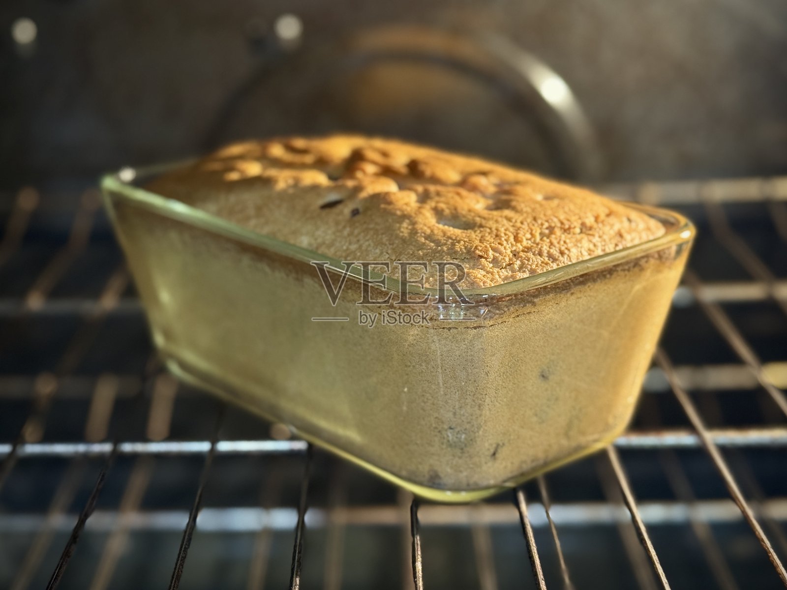 烤箱里的巧克力豆面包，盛放在玻璃烤盘中照片摄影图片