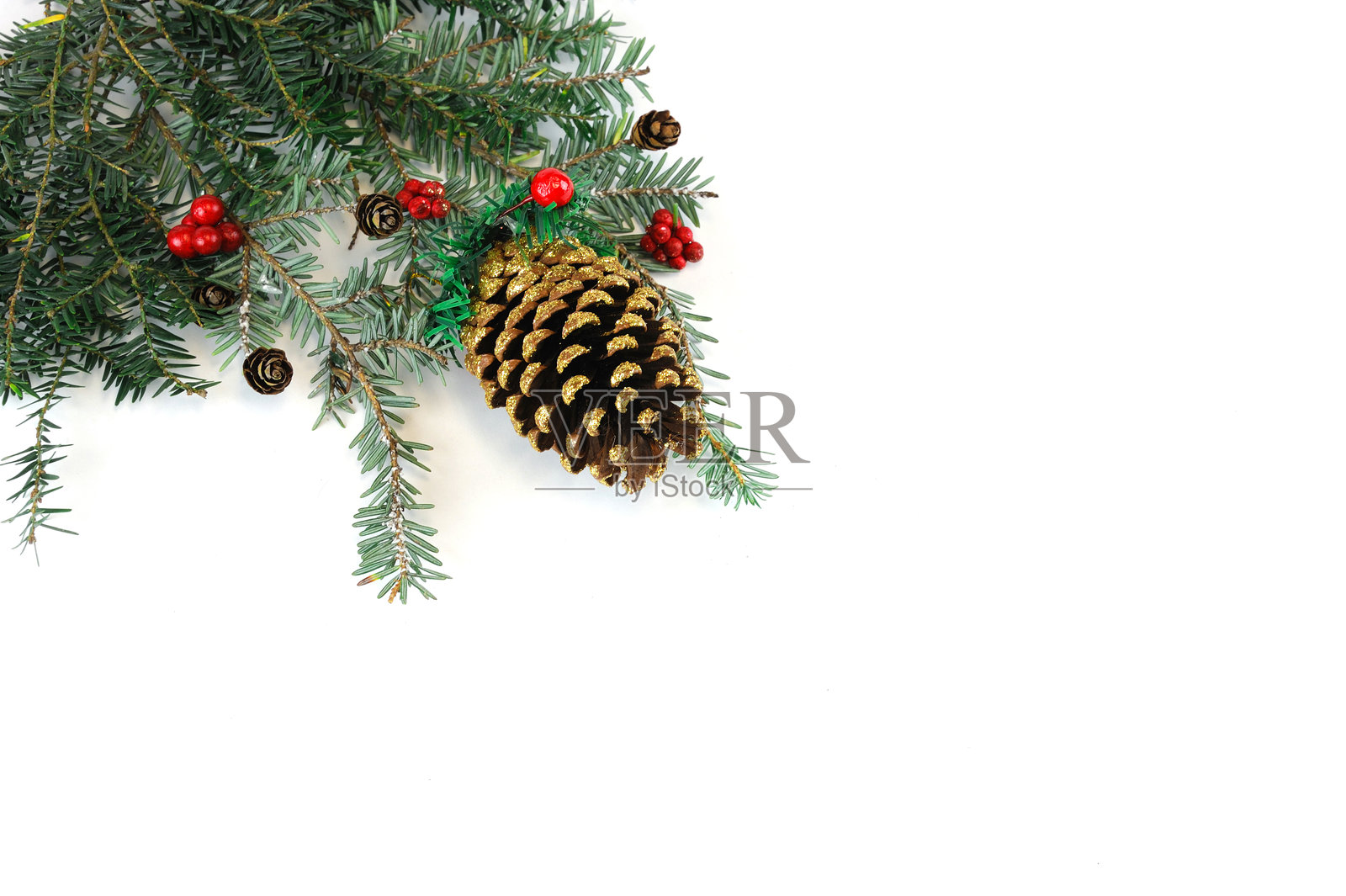 圣诞装饰用的松果和松针照片摄影图片