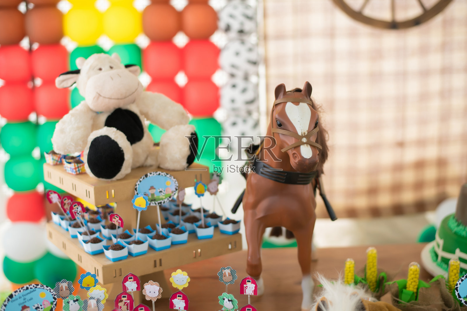 农场主题生日餐桌装饰 - 马照片摄影图片