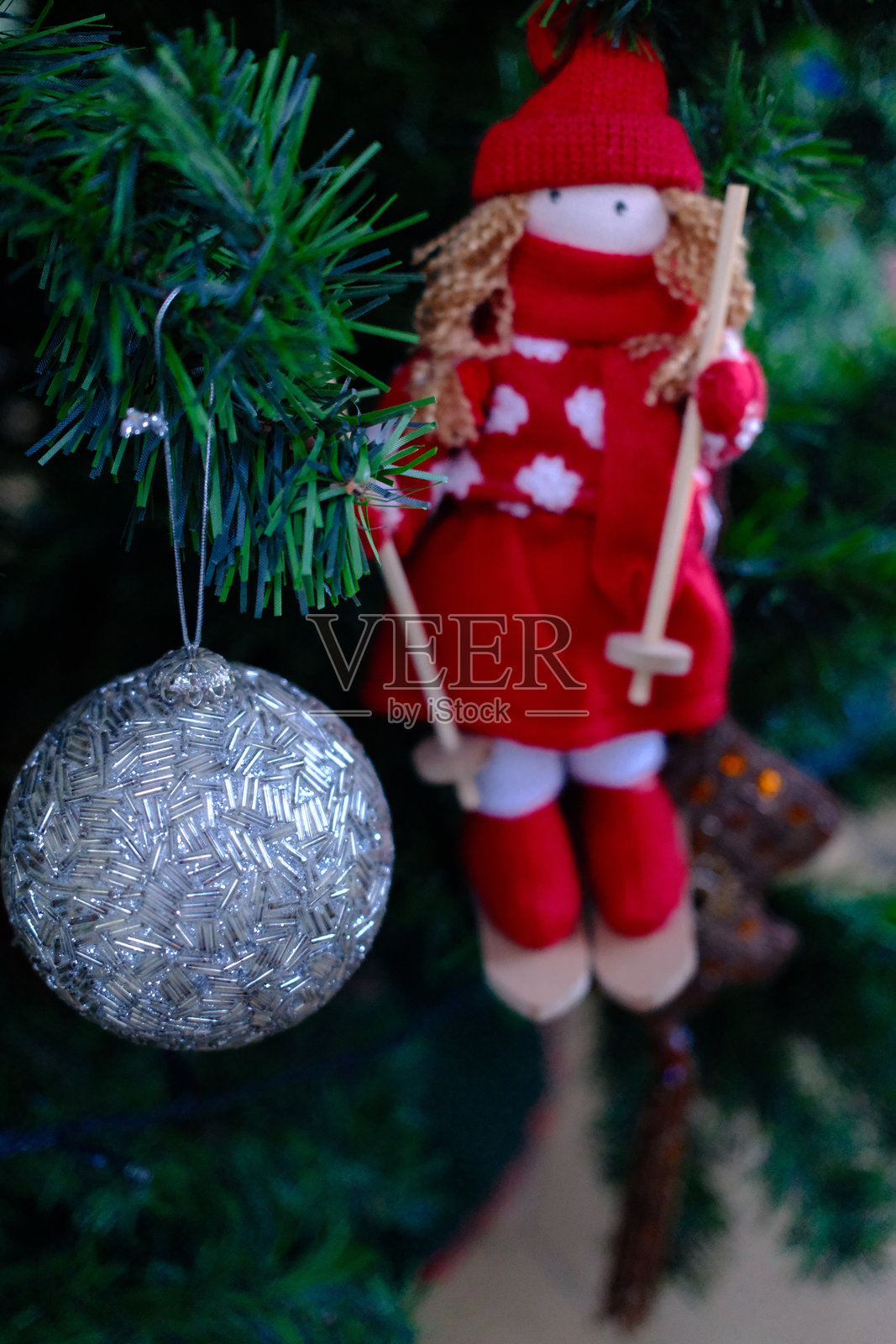 为家庭庆祝活动准备的圣诞节装饰品照片摄影图片