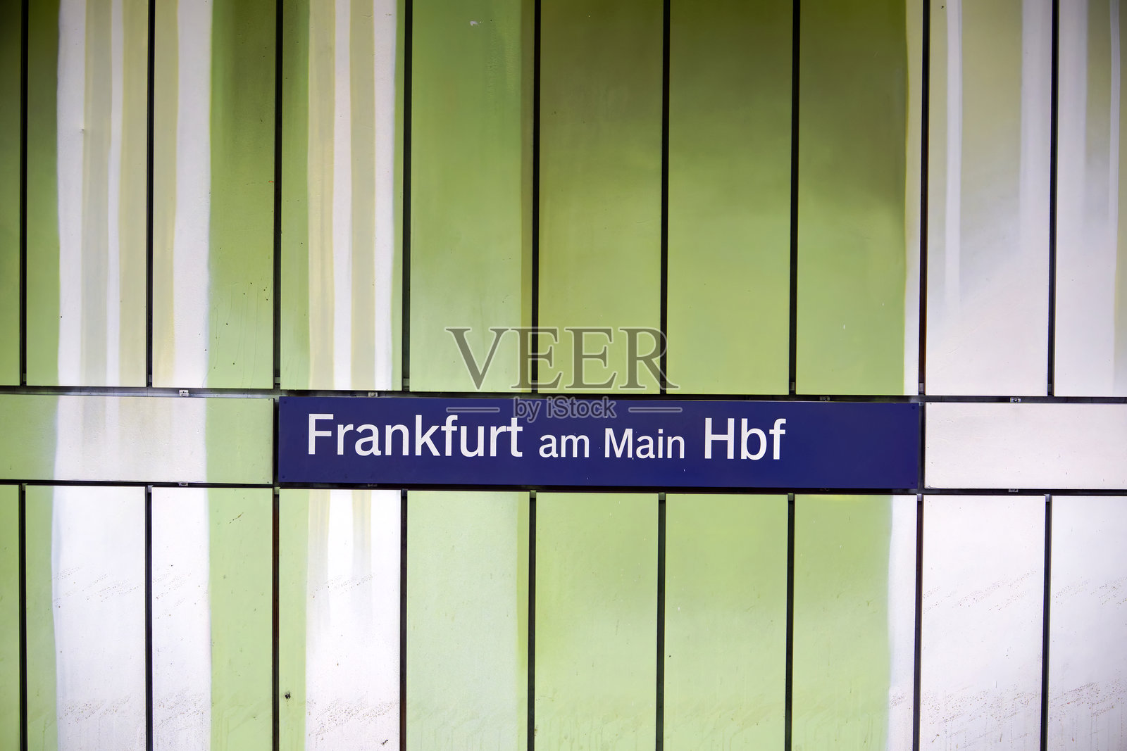 德国法兰克福市 Hauptbahnhof（中央火车站）法兰克福（Frankfurt am Main）S-Bahn（市郊铁路）站的蓝白标志特写。照片摄影图片