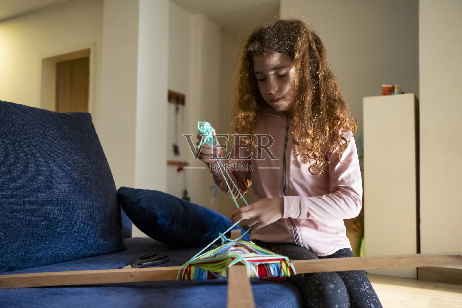 女孩在家中玩手工，探索她的创造力照片摄影图片