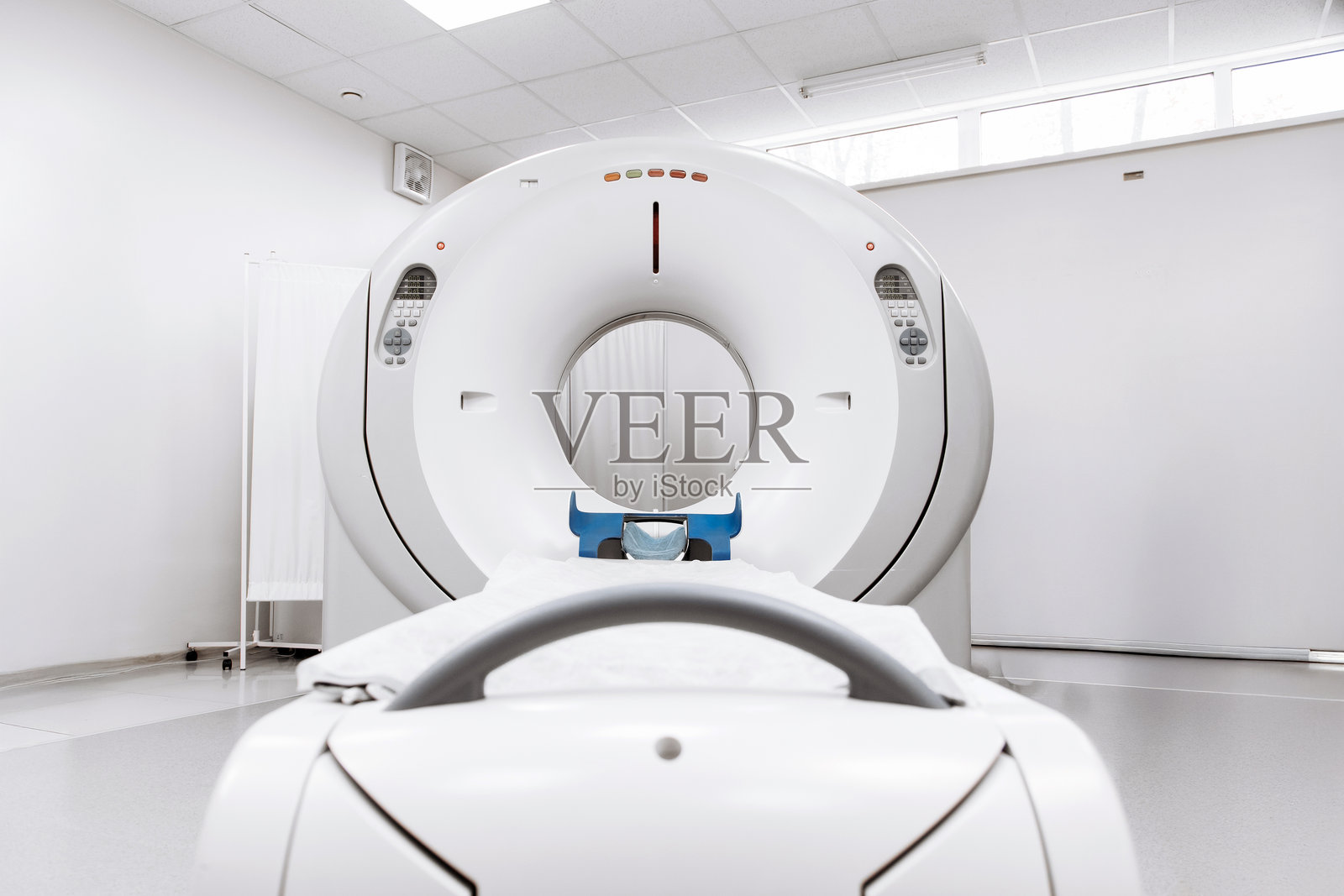 明亮医疗室内的现代CT扫描仪照片摄影图片