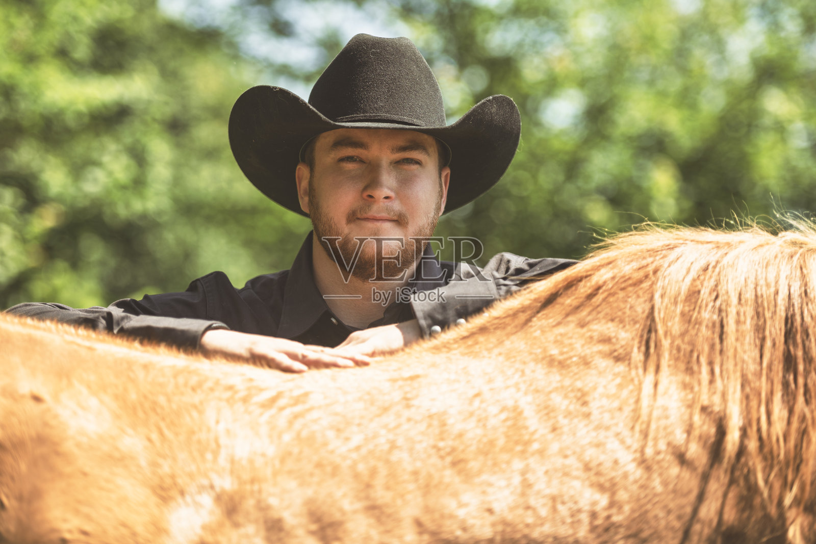牛仔，在夏季与她的马站在一起照片摄影图片