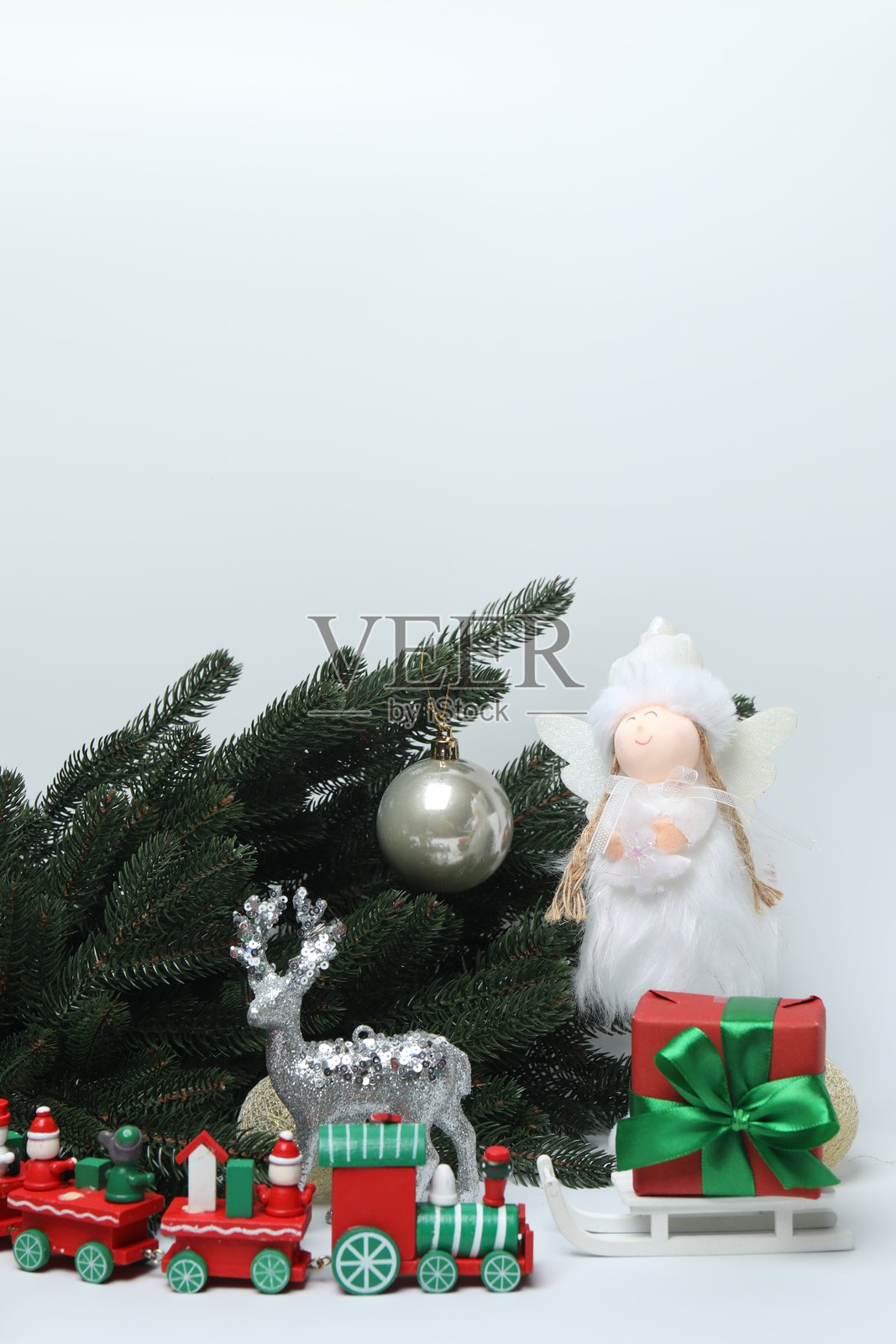 带有玩具和礼物的圣诞树，背景为白色，留有文字空间照片摄影图片