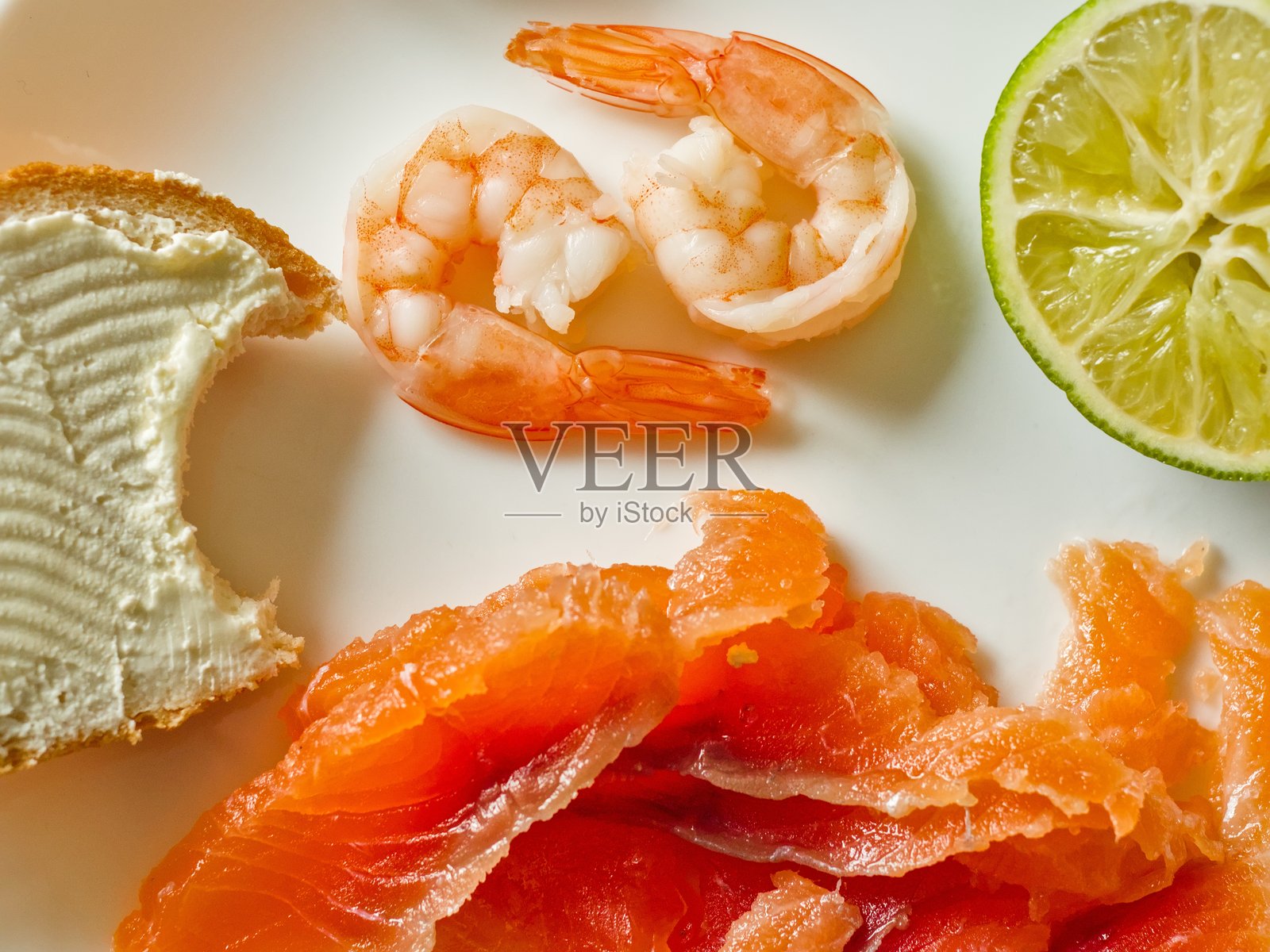 三文鱼、虾和青柠切片，俯视视角照片摄影图片