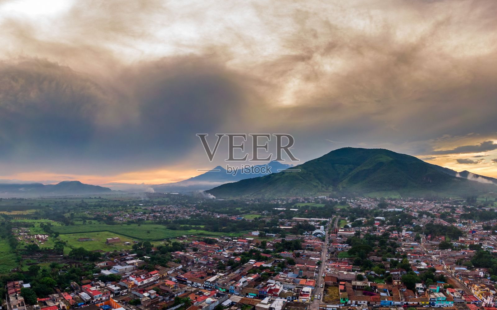 日落时分风景如画的小镇的鸟瞰图。照片摄影图片