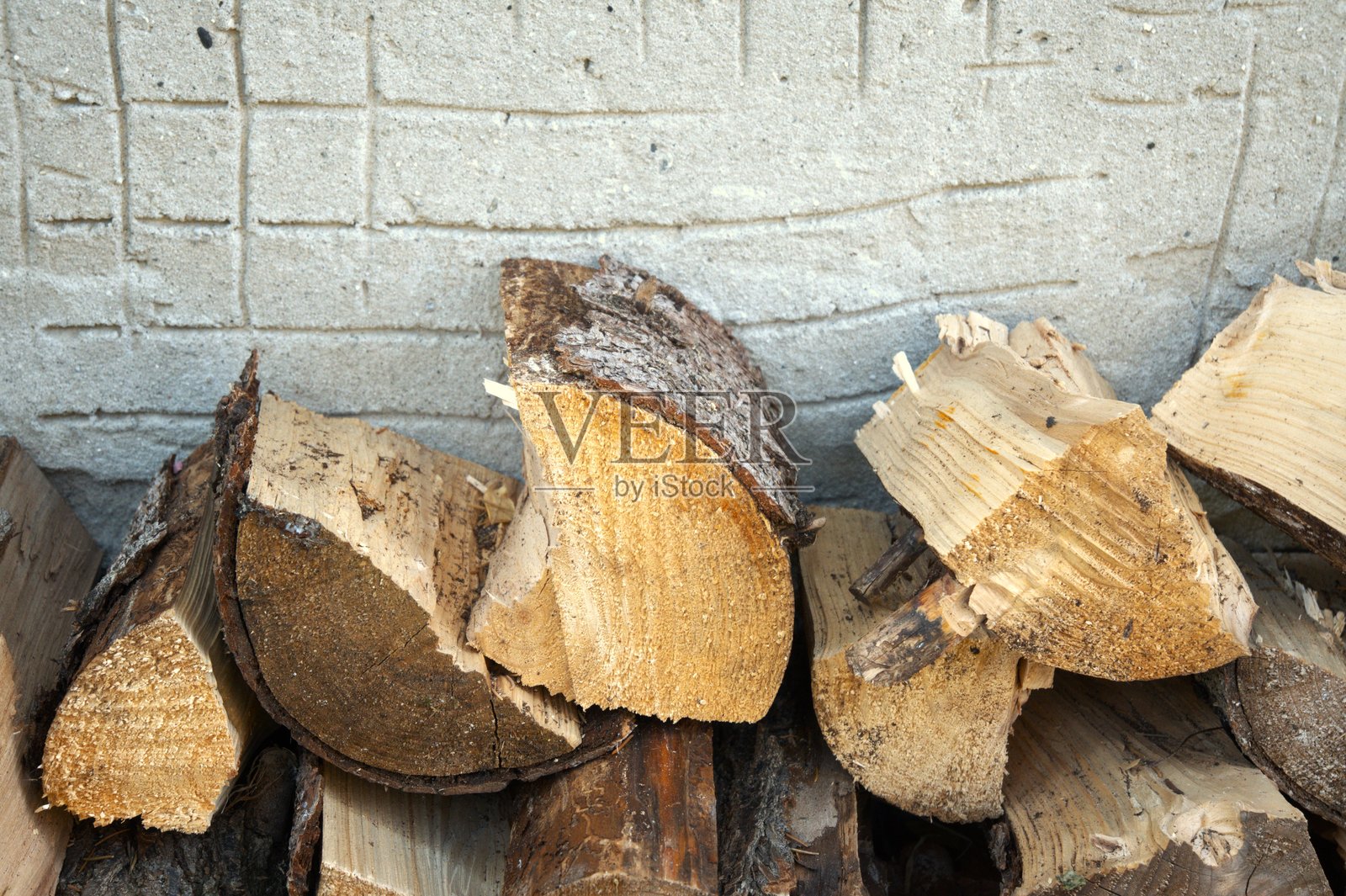 房子墙边堆放的木柴照片摄影图片