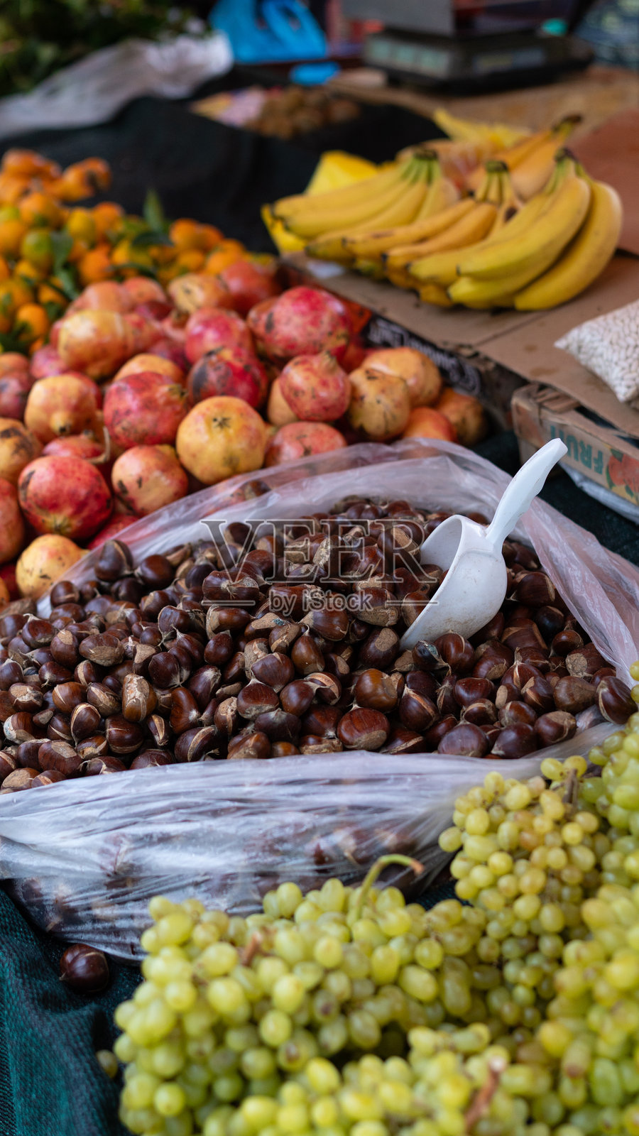 户外市场上新鲜水果和栗子的丰盛景象照片摄影图片