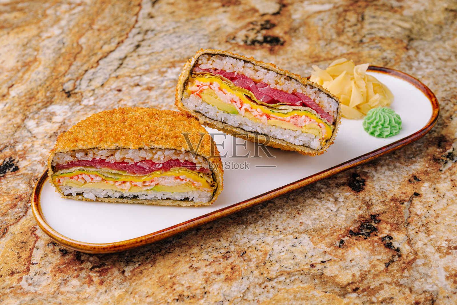 美味的炸猪排三明治，包含米饭层和新鲜食材照片摄影图片