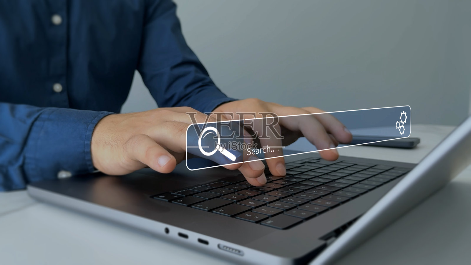 商人手在触摸屏上点击网页。在互联网上搜索信息。互联网搜索有助于查找信息、连接想法和探索数字知识。照片摄影图片