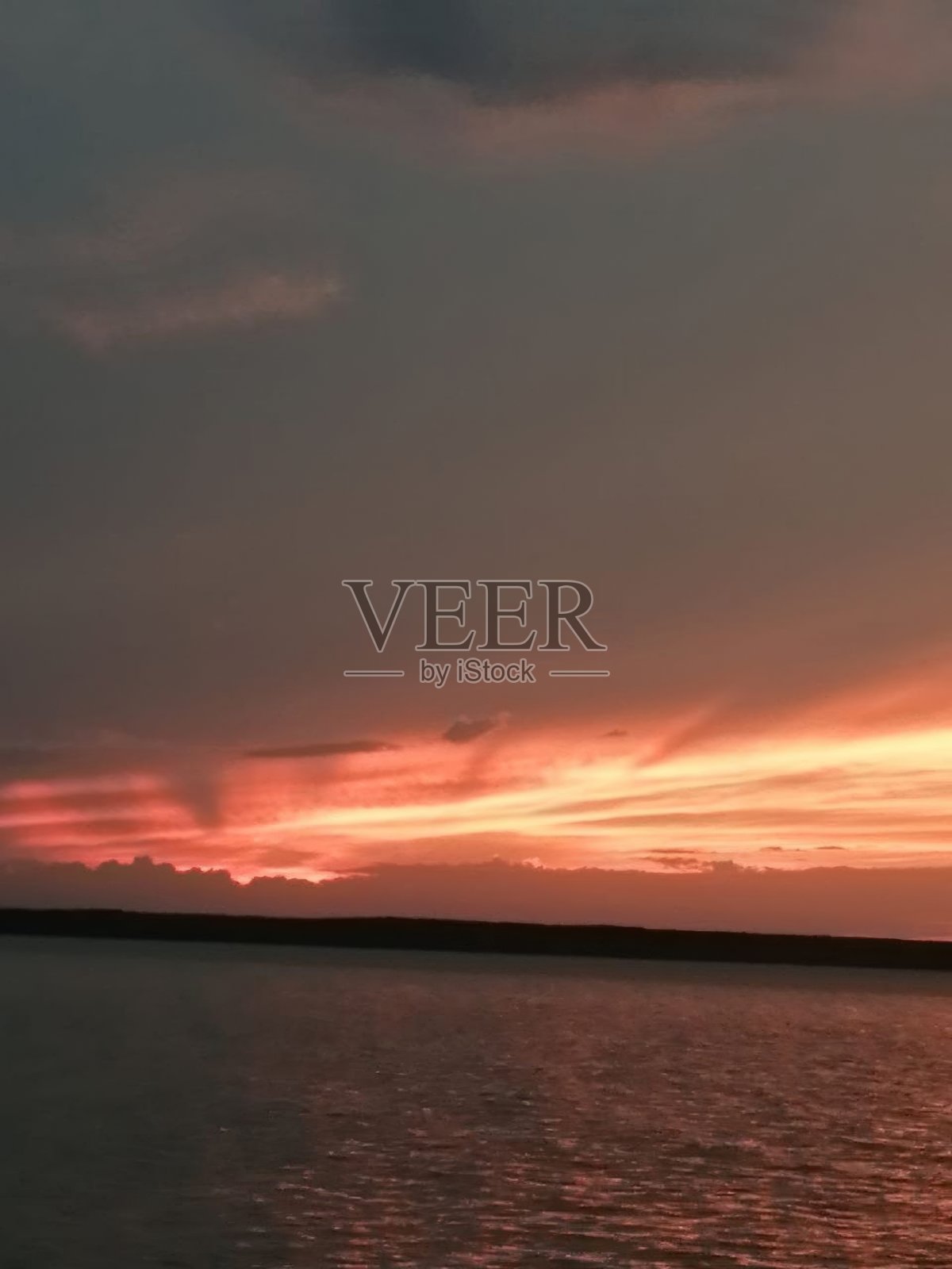 宁静的日落水景，适合旅行和自然风光的宁静晚间景致照片摄影图片