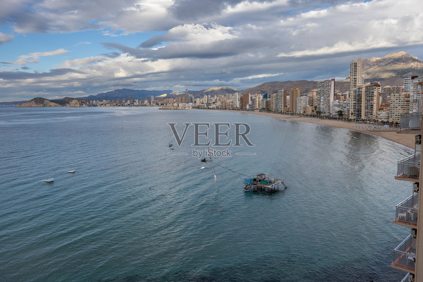 贝尼多姆城市景观、海滩与地中海照片摄影图片