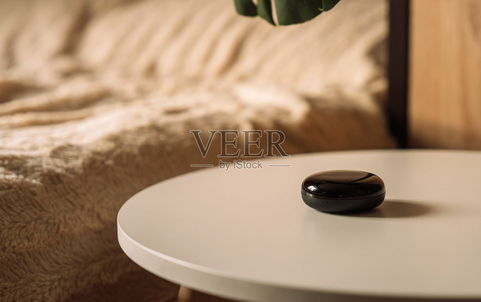 极简床头柜上的黑色人工智能智能家居助手照片摄影图片