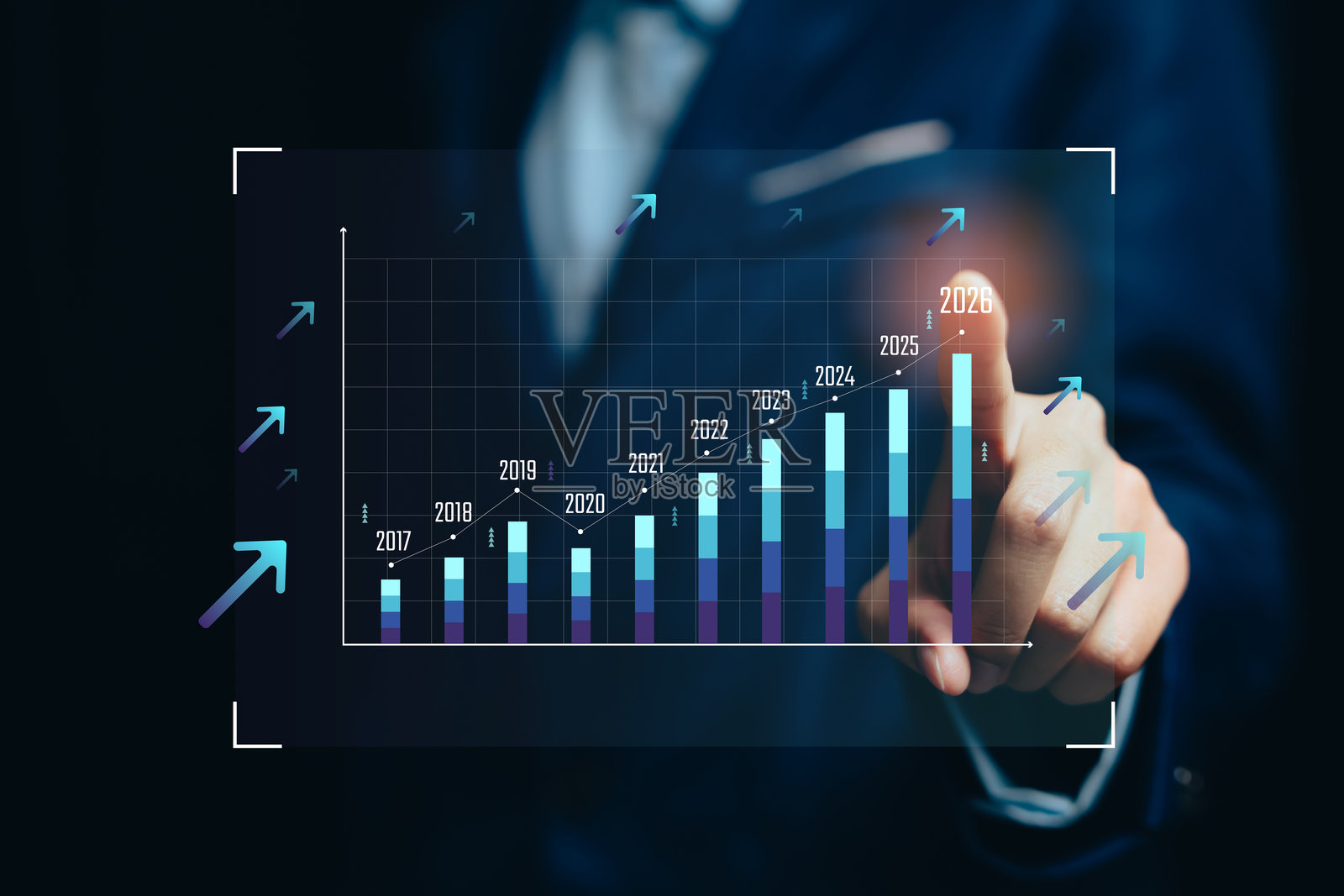 商业增长分析概念。一位商人指向一个从2017年到2026年的未来感条形图，显示成功、进步和财务业绩的上升趋势。照片摄影图片