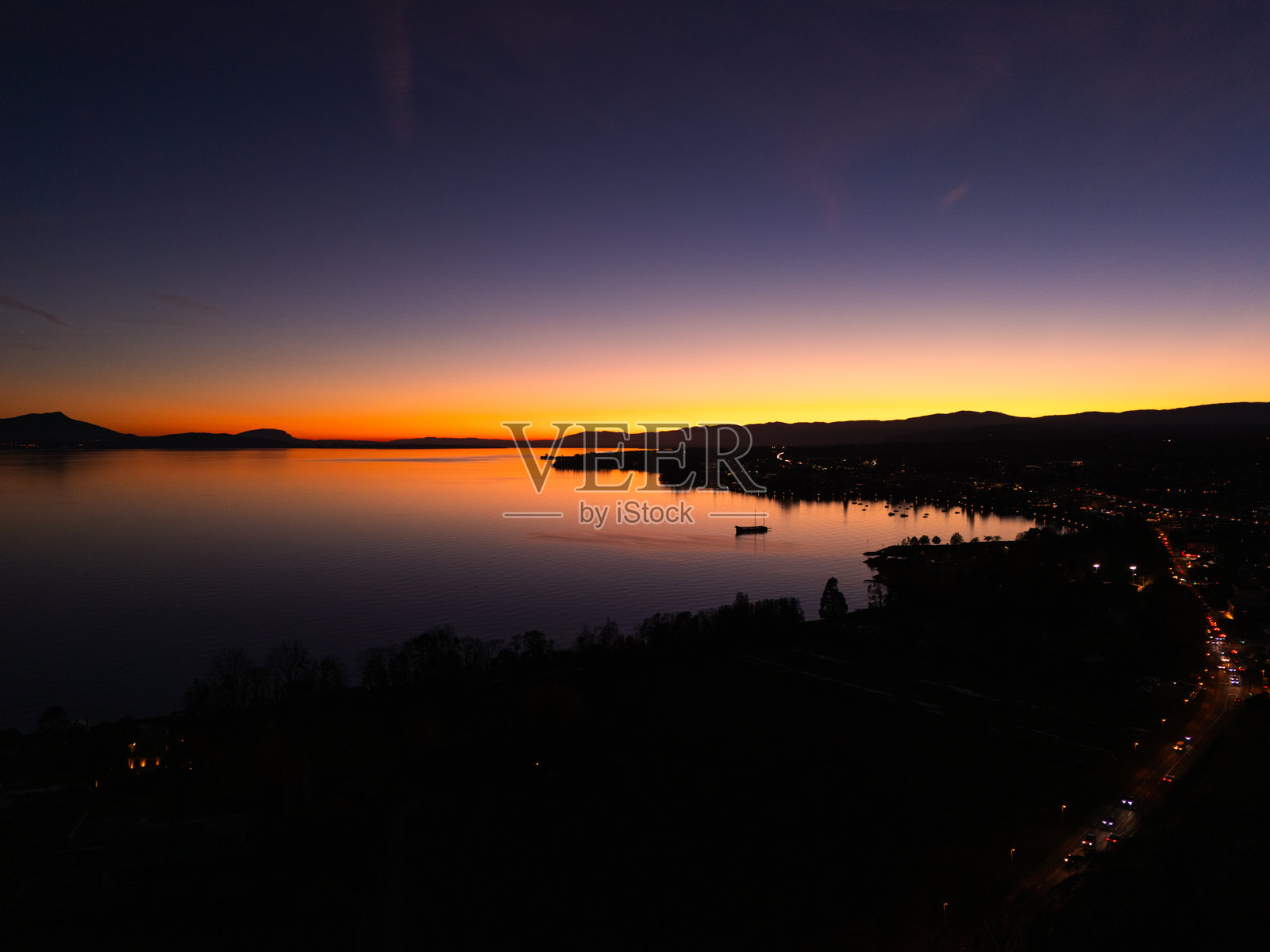 暖色调的日落，从上方俯瞰照片摄影图片