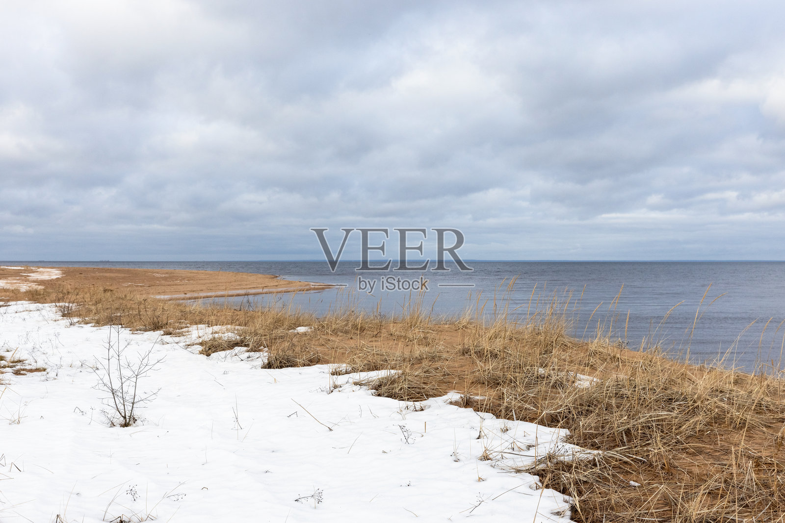 平静的波罗的海沿岸，冬日雪景的海滩照片摄影图片