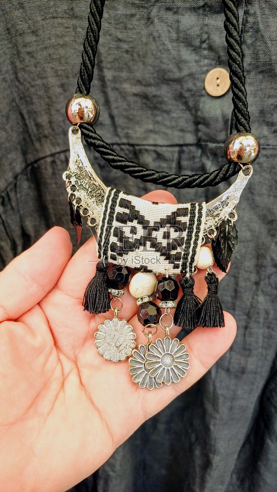 黑白手工项链。女士配饰。照片摄影图片