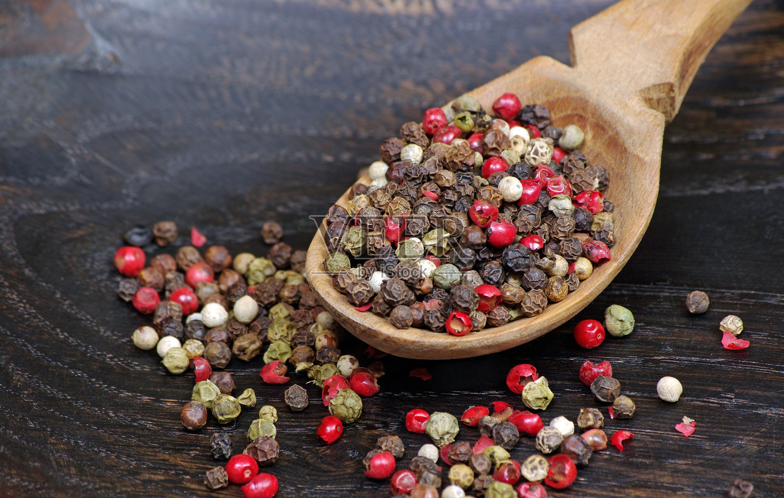 木勺中的混合辣椒，特写。照片摄影图片