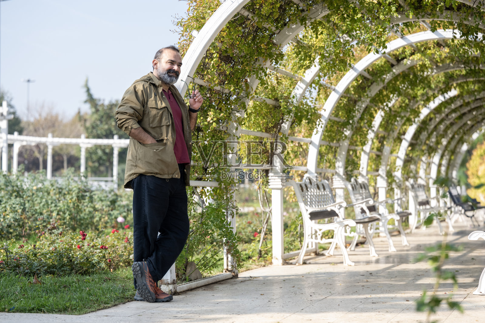 一位活跃的年长商务人士正在享受秋日时光照片摄影图片