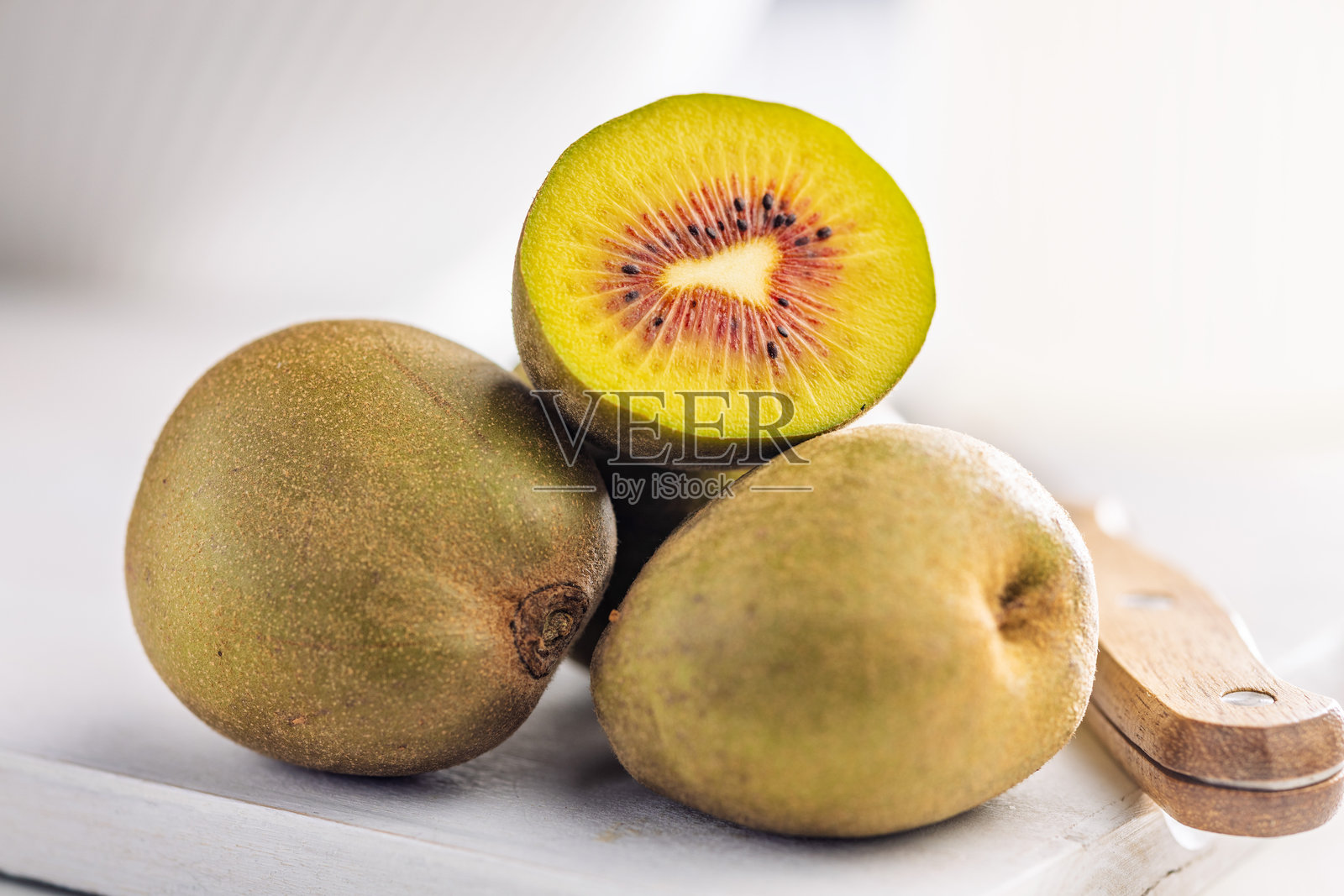 白桌上的红奇异果照片摄影图片