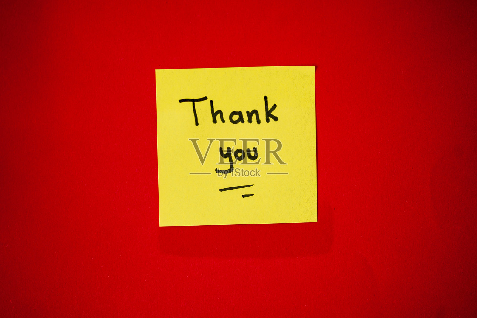 黄色背景上的黄色卡片，上面写着“谢谢”。照片摄影图片