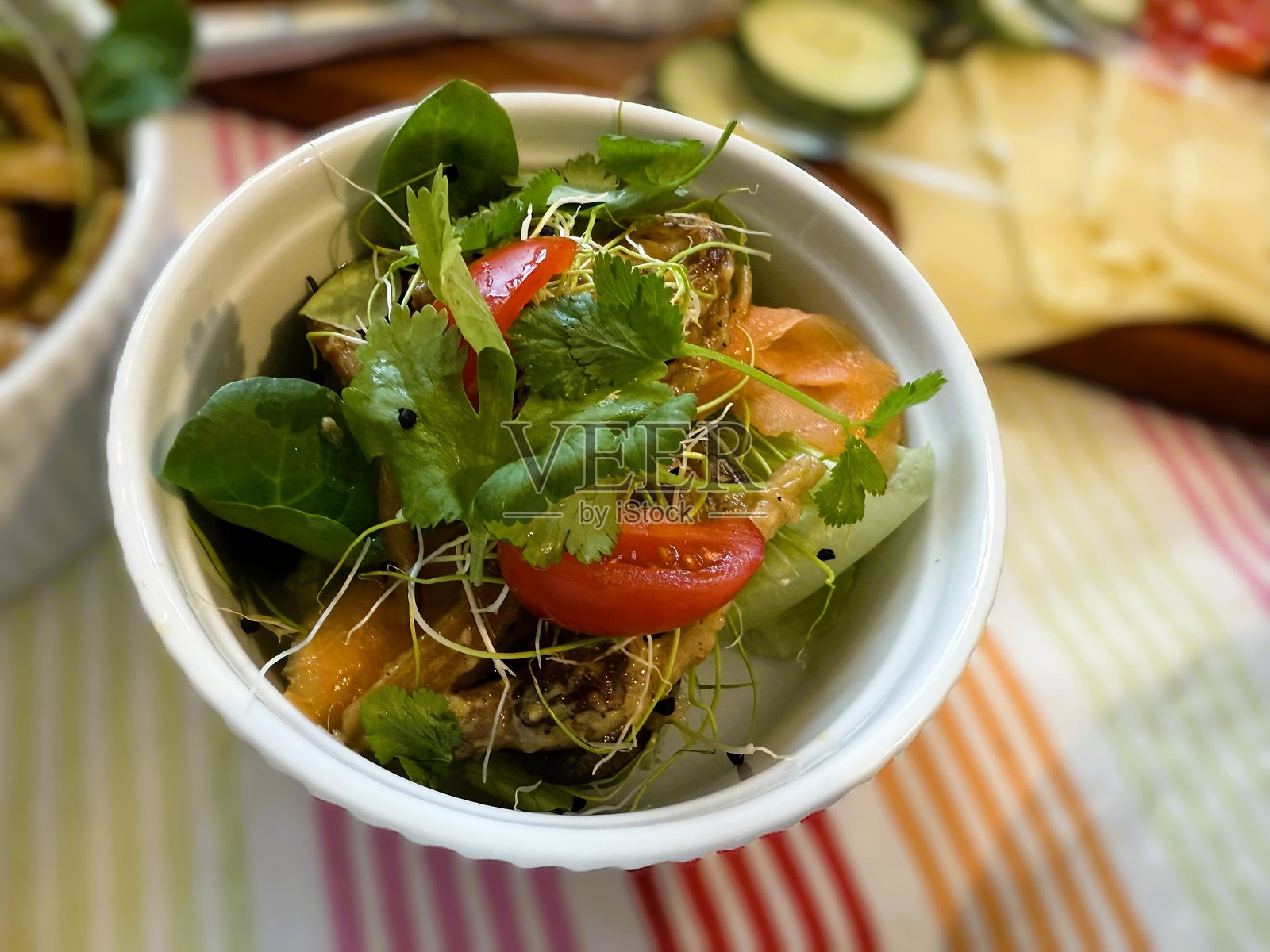 新鲜三文鱼蔬菜沙拉碗配酱汁照片摄影图片
