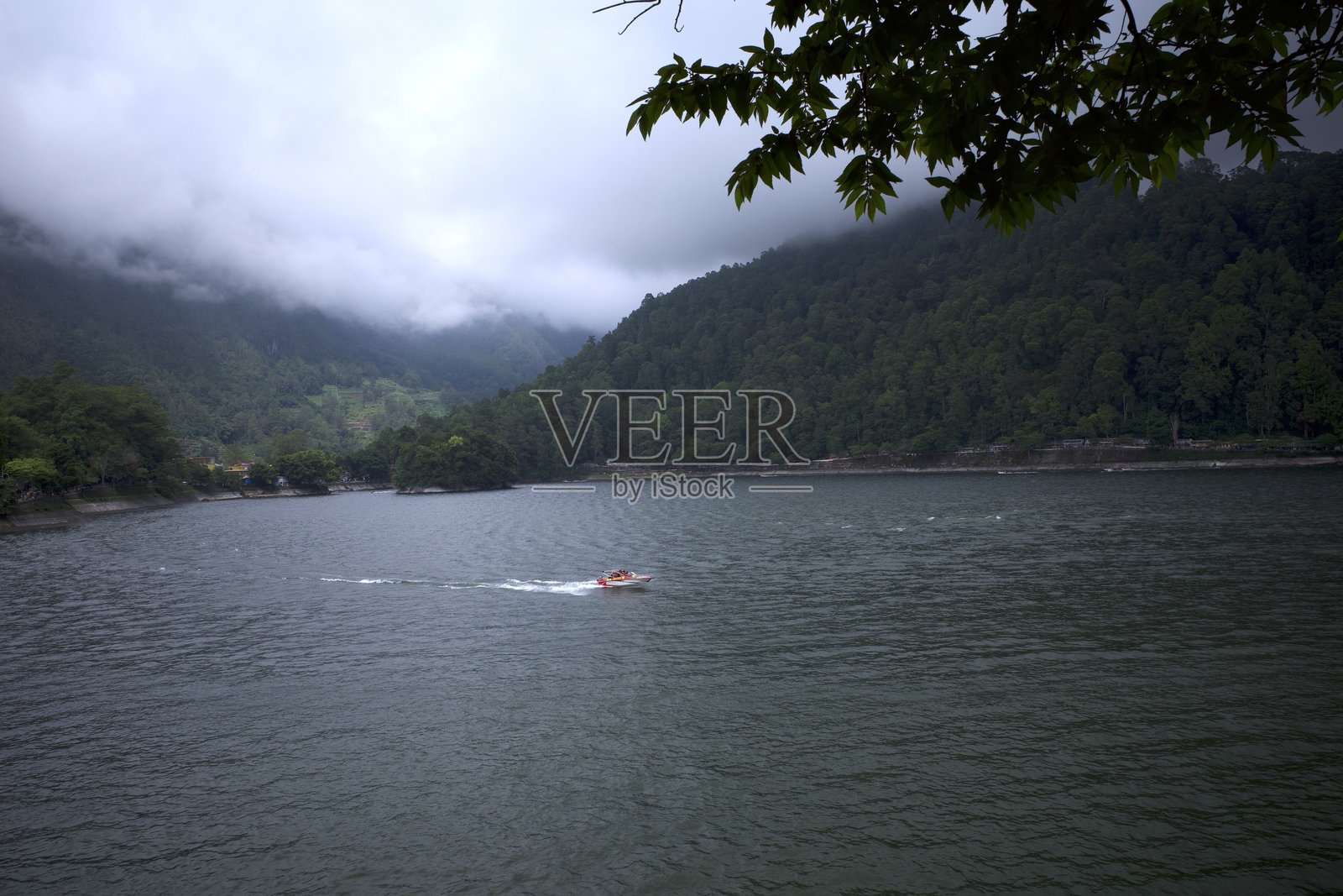 印度尼西亚东爪哇省的隐藏瑰宝——萨兰加湖，一个令人惊叹的美丽目的地照片摄影图片