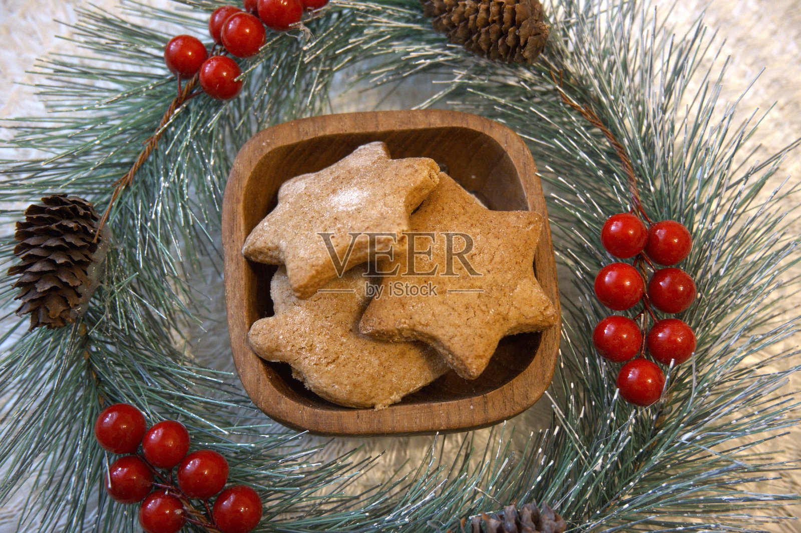 木碗里的姜饼干和圣诞装饰，特写照片摄影图片