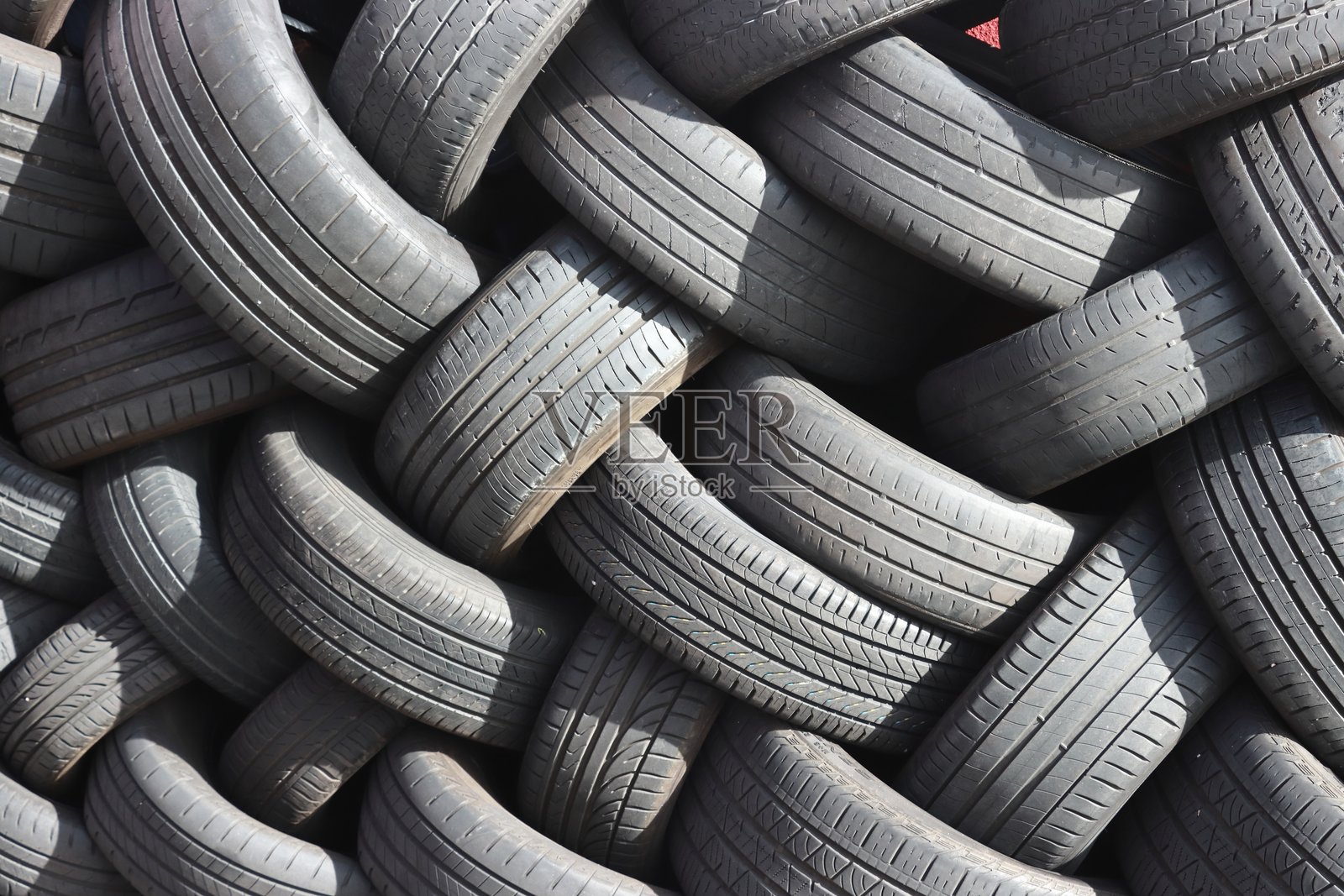 堆叠的汽车轮子。平衡。交织。照片摄影图片