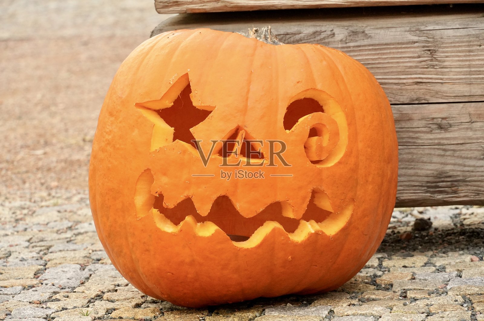 石头背景上的万圣节南瓜灯照片摄影图片