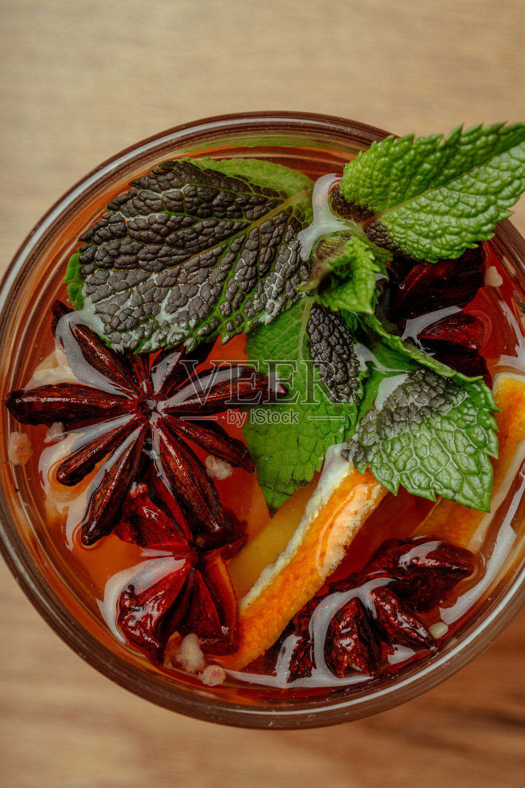 透明玻璃杯中的香料薄荷秋季茶照片摄影图片