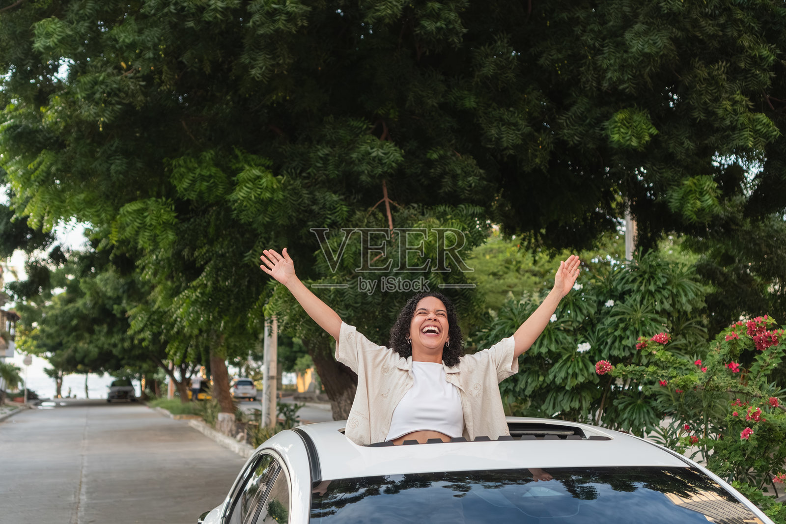 年轻女子在公路旅行中庆祝自由与喜悦照片摄影图片
