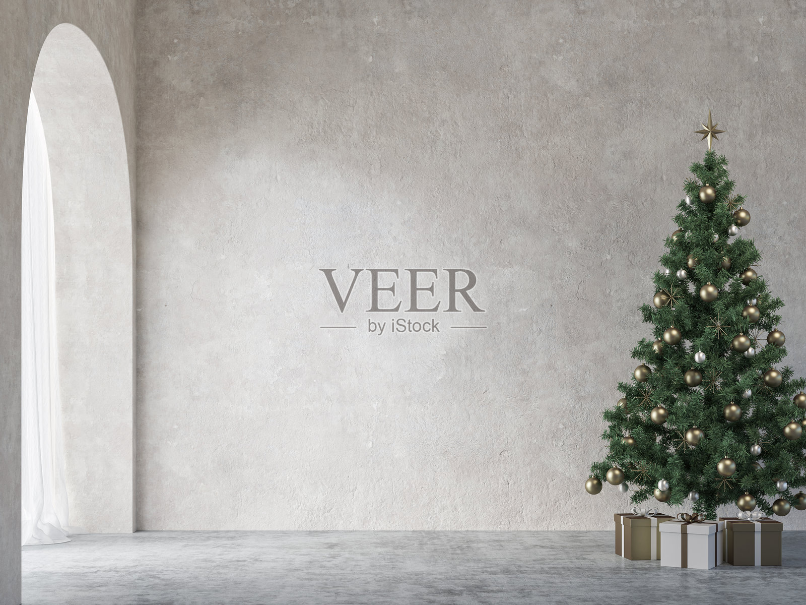 极简质朴的室内，未摆放家具，陈设着一棵装饰好的圣诞树和礼物，背景是风化的墙壁，地面为混凝土地面，窗户为带窗帘的拱形窗。照片摄影图片