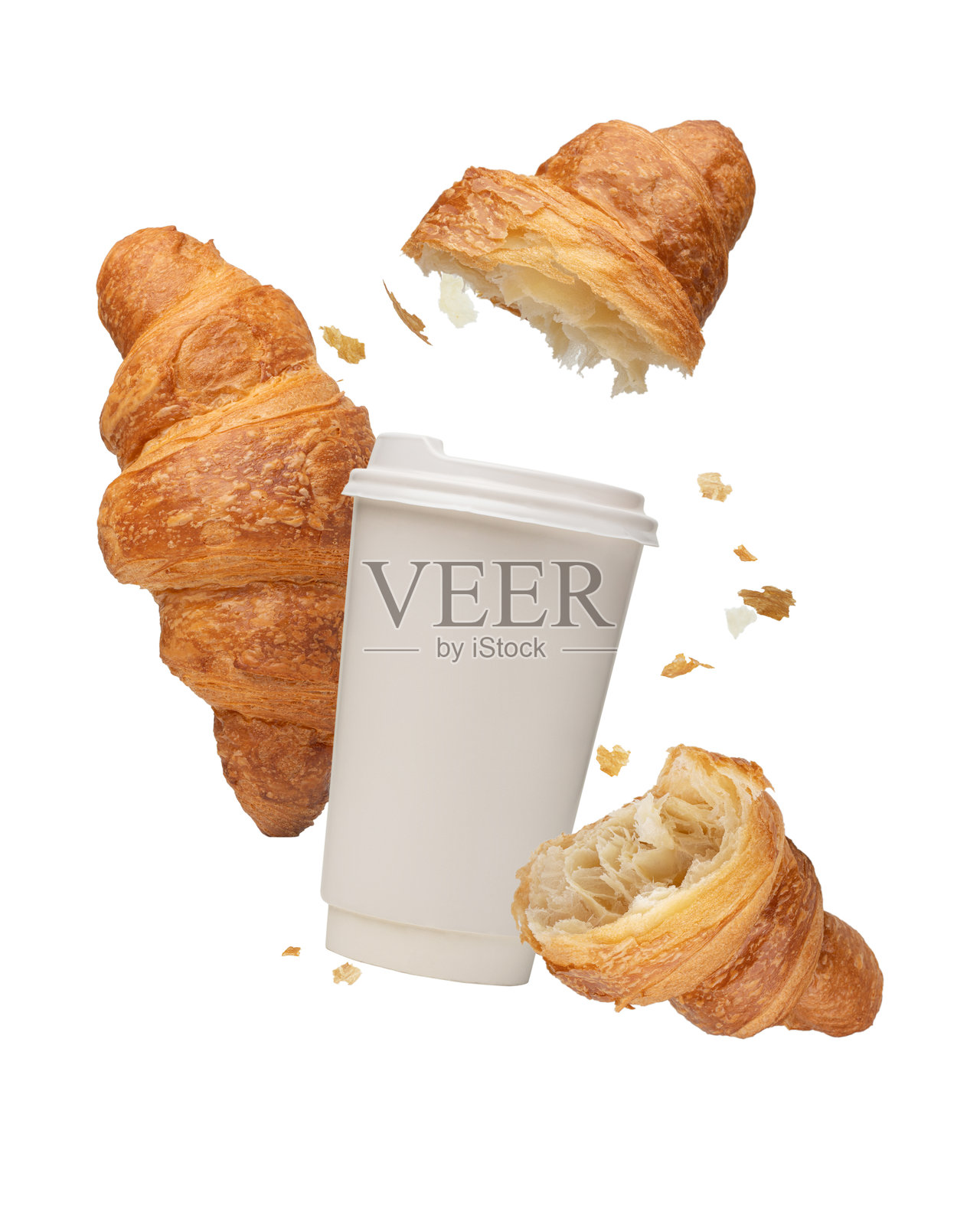 白色的咖啡杯，旁边有羊角面包掉落，背景为白色孤立照片摄影图片