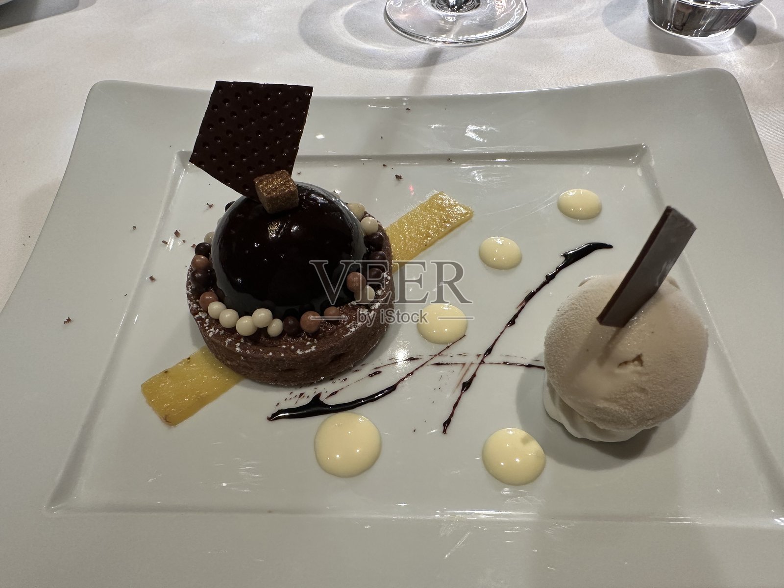 巧克力巧克力蛋糕配冰糕照片摄影图片