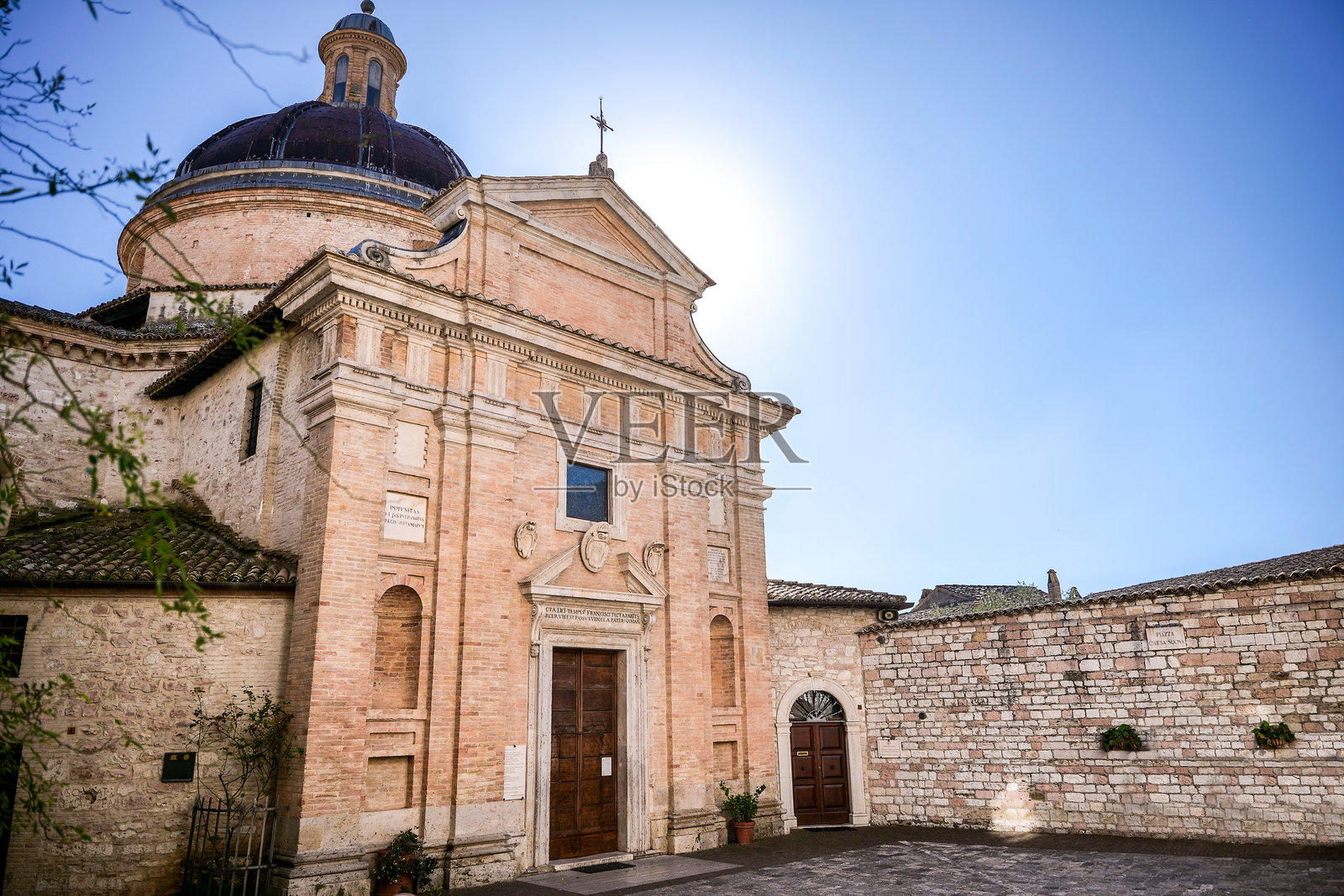 圣弗朗西斯故乡翁布里亚阿西西的基耶萨·诺瓦教堂外观照片摄影图片