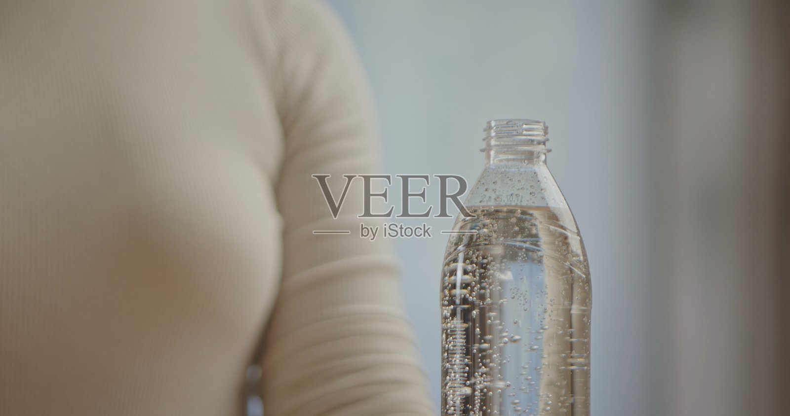 柔和灯光下闪闪发光的苏打水瓶特写照片摄影图片