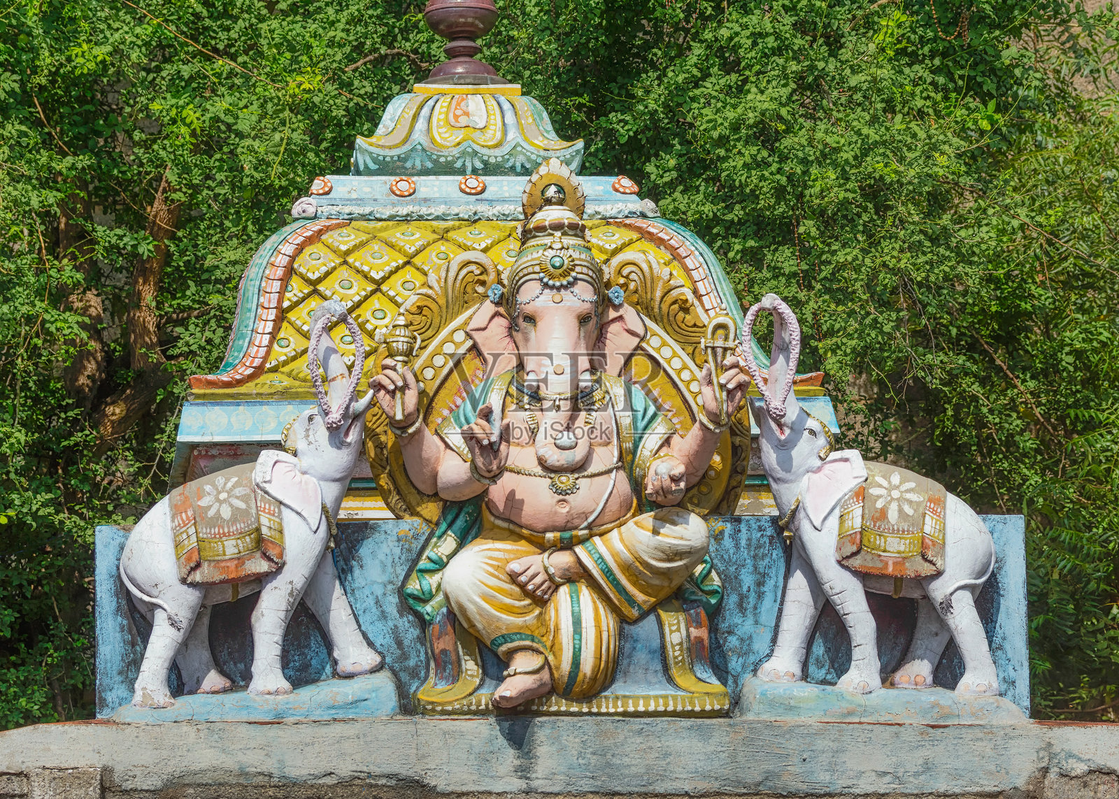 印度泰米尔纳德邦蒂鲁万纳马莱的Annamalaiyar神庙里色彩缤纷的象头神雕像照片摄影图片