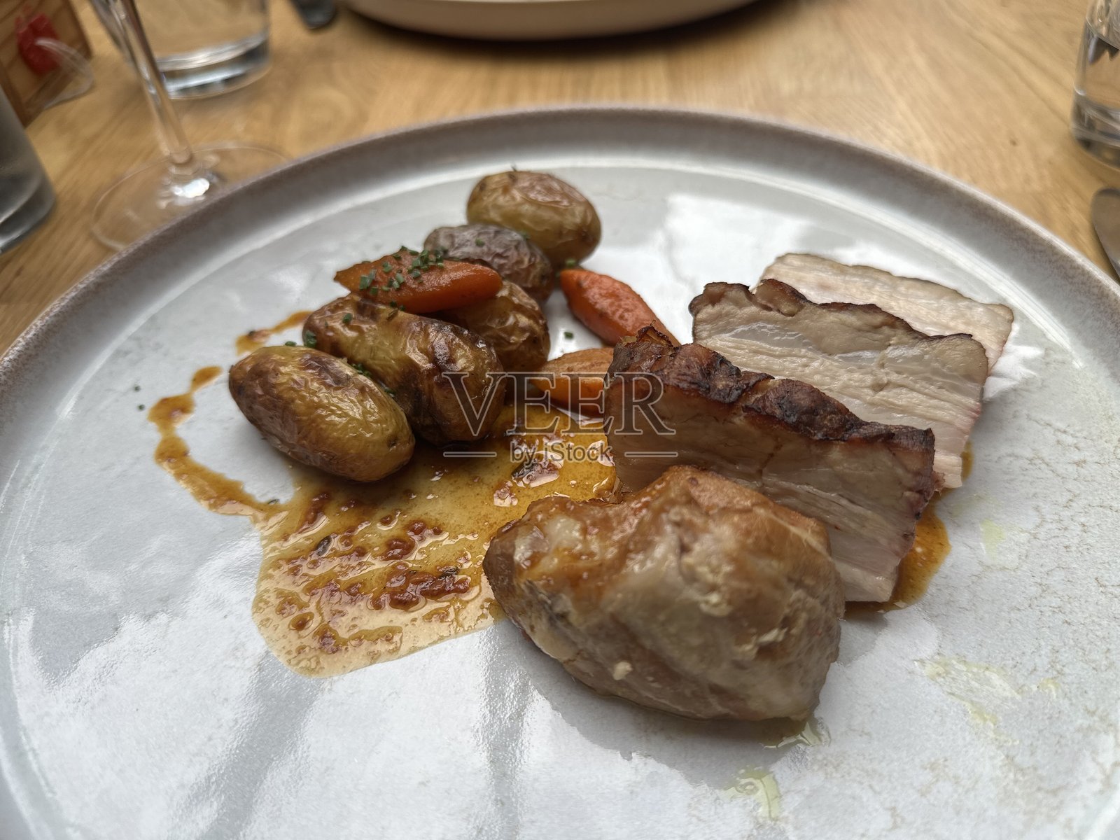 烤五花肉配土豆照片摄影图片