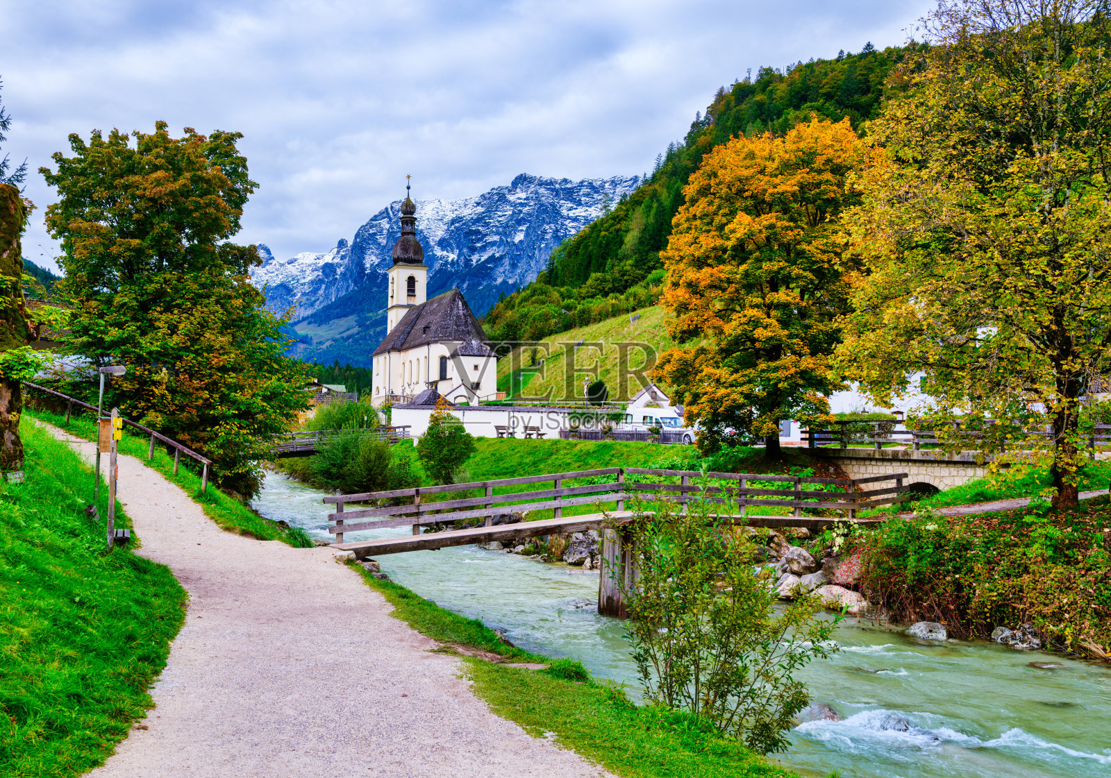 圣塞巴斯蒂安教区教堂，河流，秋季树木街道，拉姆绍（德国贝希特斯加登附近）照片摄影图片