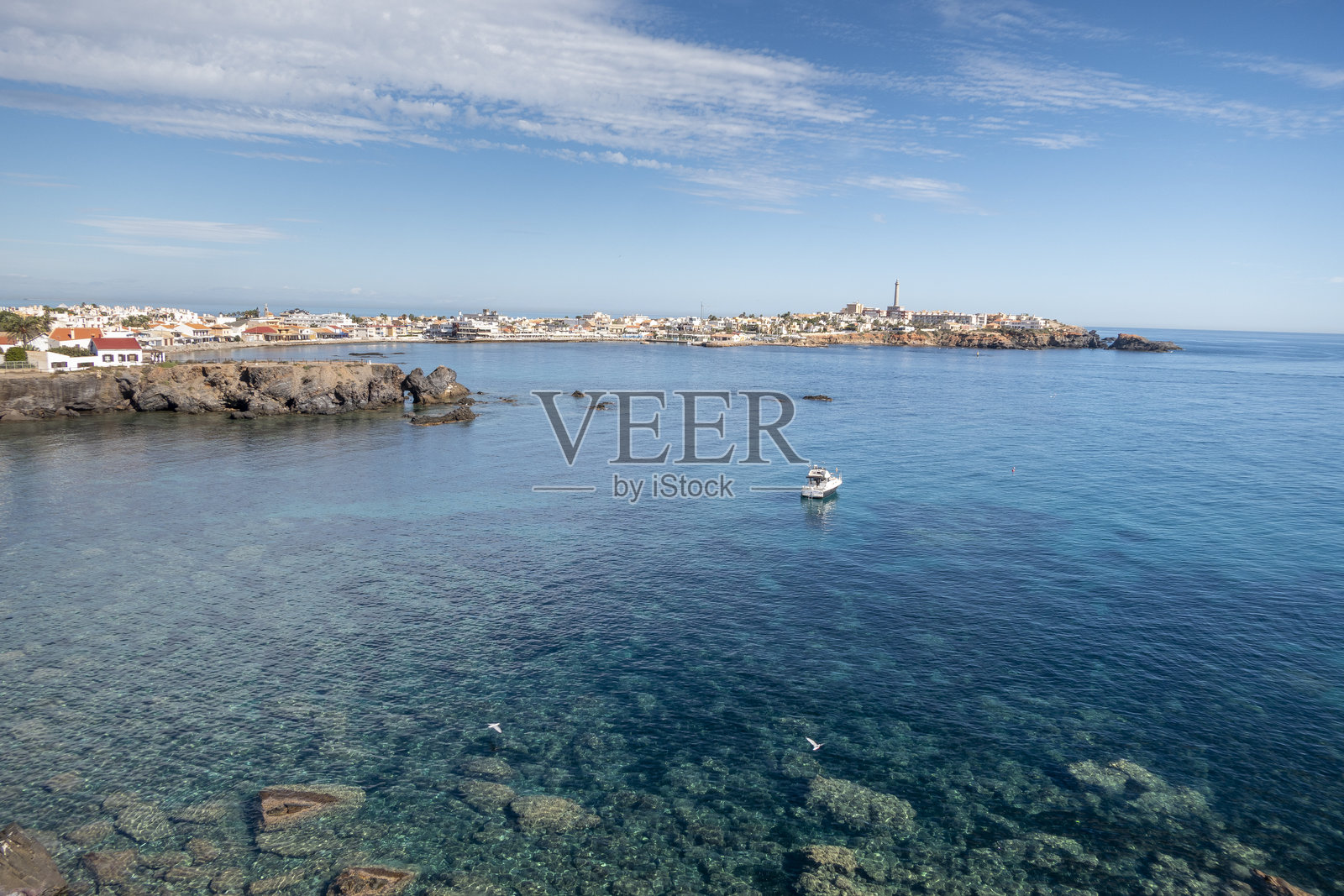 夏日晴空下，地中海清澈碧绿的海水照片摄影图片