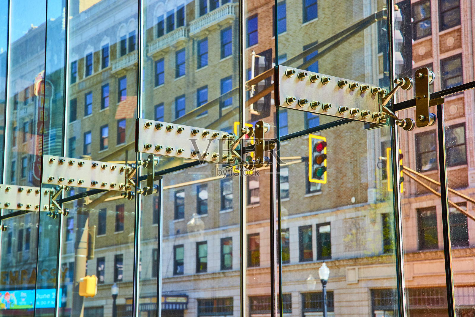 城市玻璃幕墙的倒影，韦恩堡市中心 - 中午景观照片摄影图片