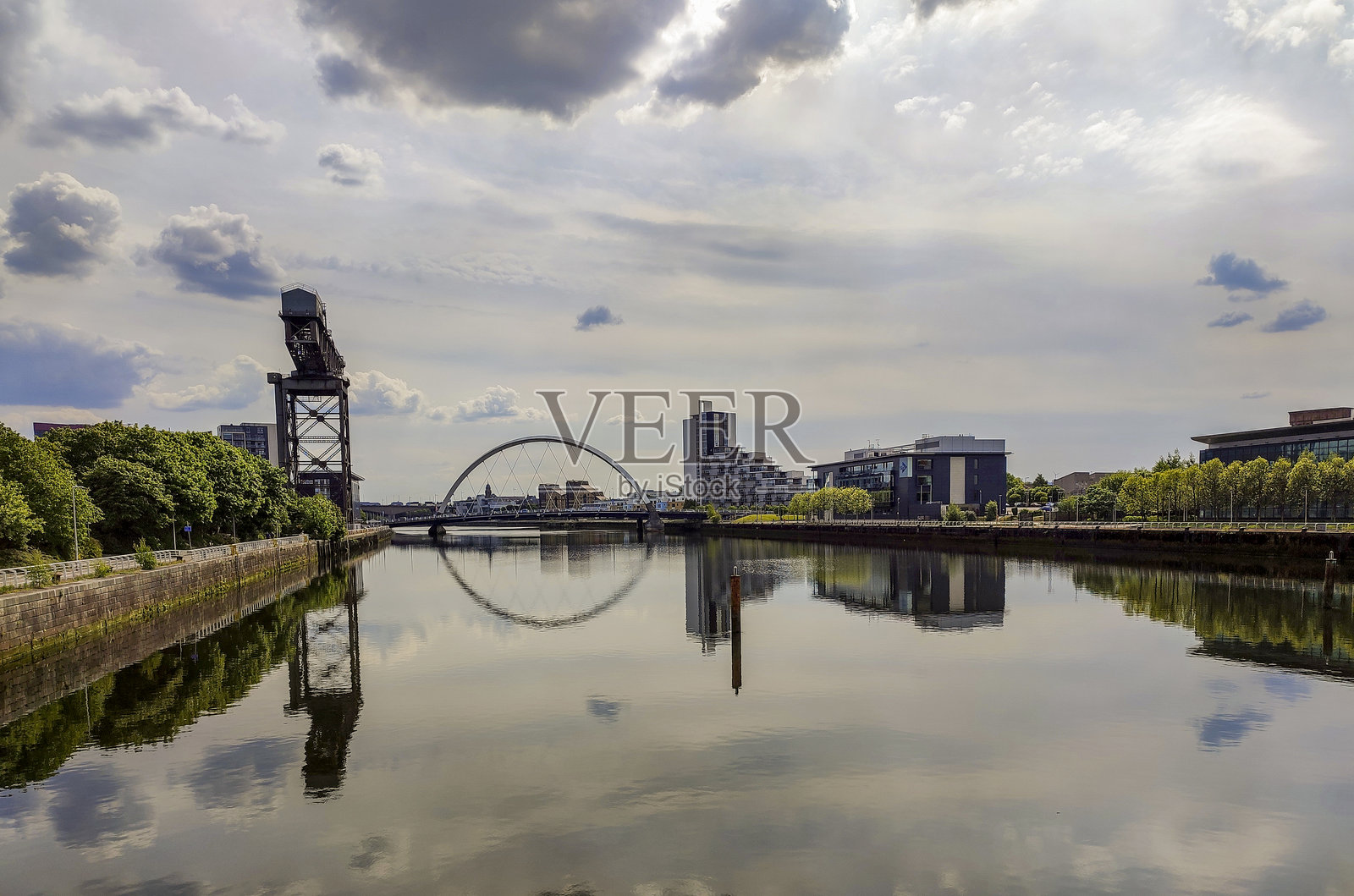 苏格兰格拉斯哥克莱德河沿岸的倒影和桥梁照片摄影图片